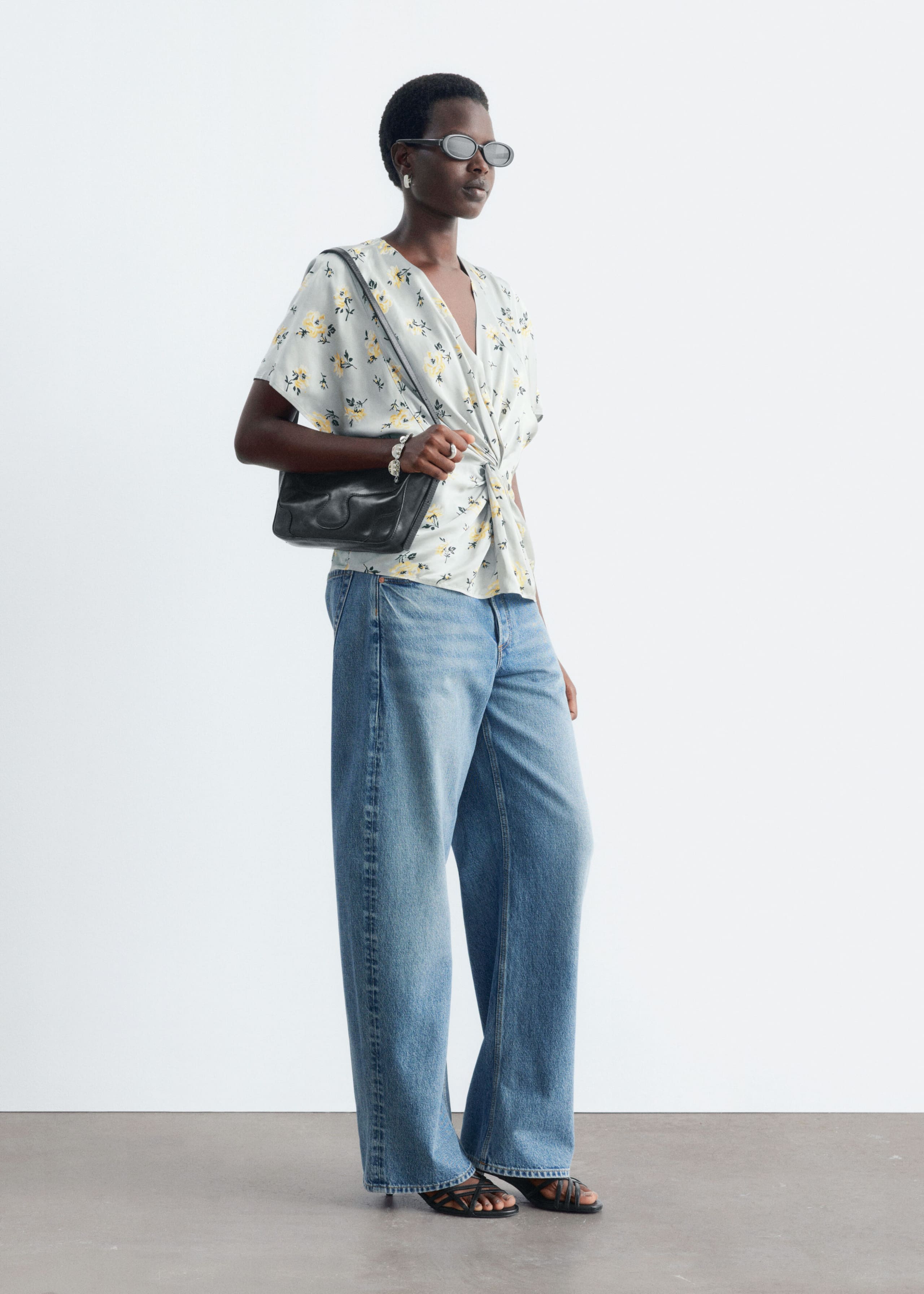 Blouse met gedraaide taille - Grijs/bloemen - Lookbook