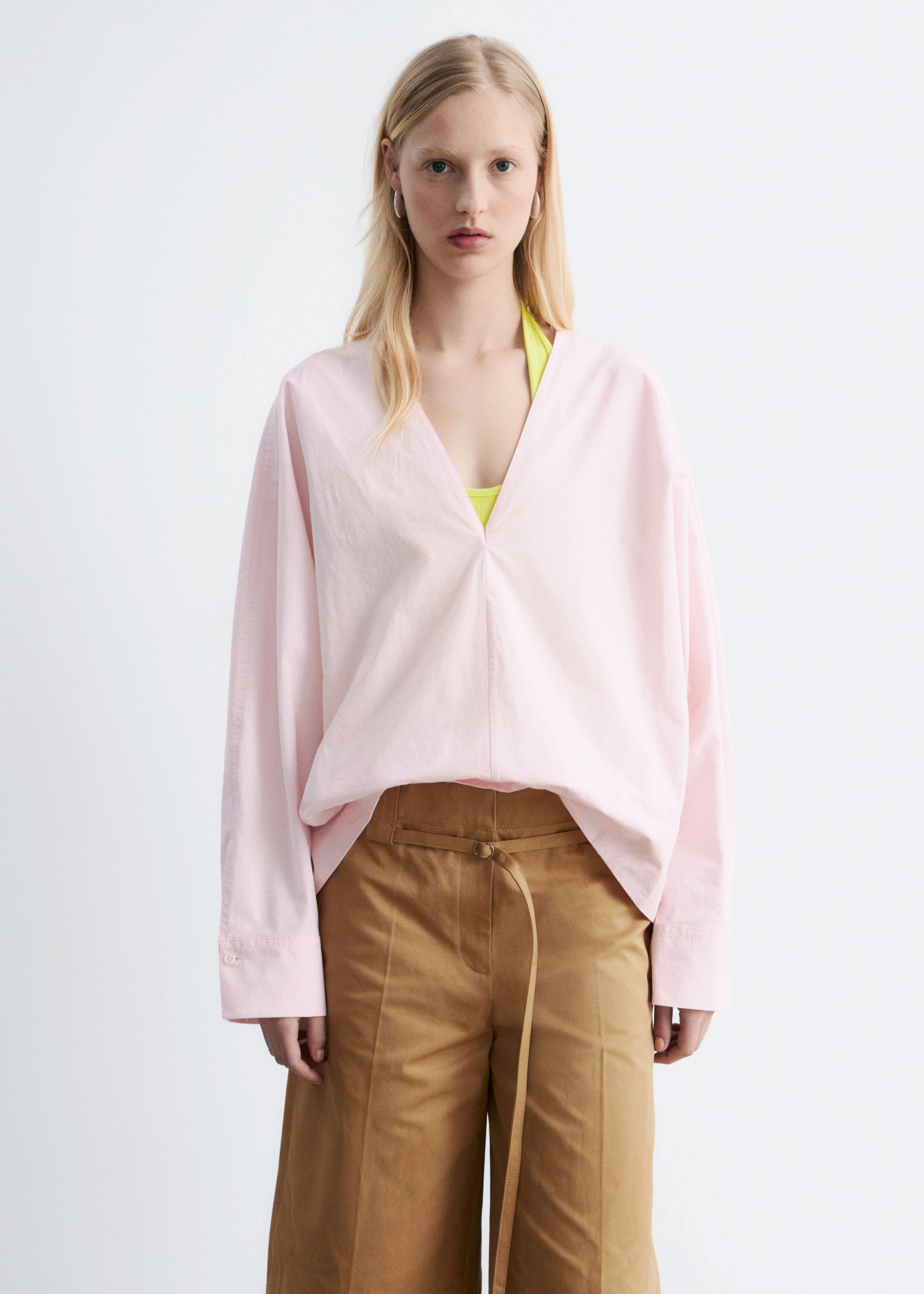 Image of Blouse sculpturale à col en V en coton