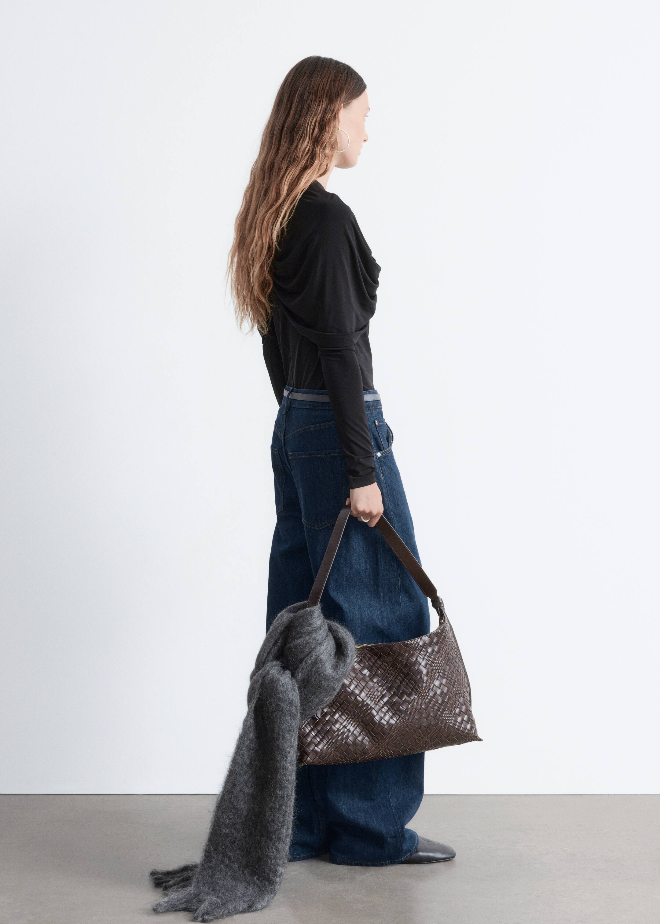 Näytä suurempi kuva: Paita drapeeratulla viitalla - Musta - NAISET | H&M FI 6