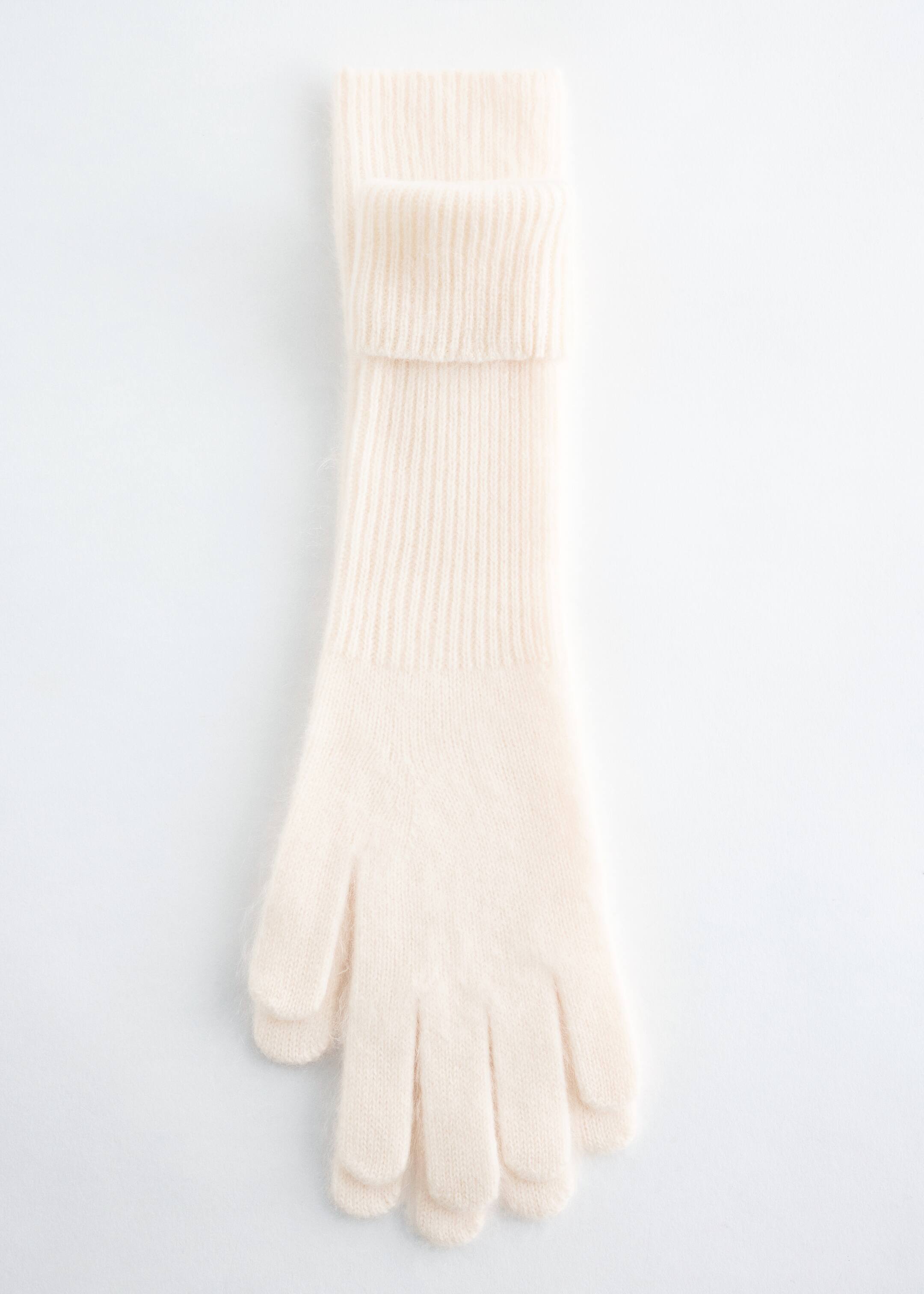 Visualizza immagine più grande: Un singolo guanto in cashmere spazzolato a maglia color crema è disteso, mostrando la sua parte anteriore. Presenta un corpo a maglia fine con una texture visibilmente pelosa e un ampio polsino a coste ripiegato.