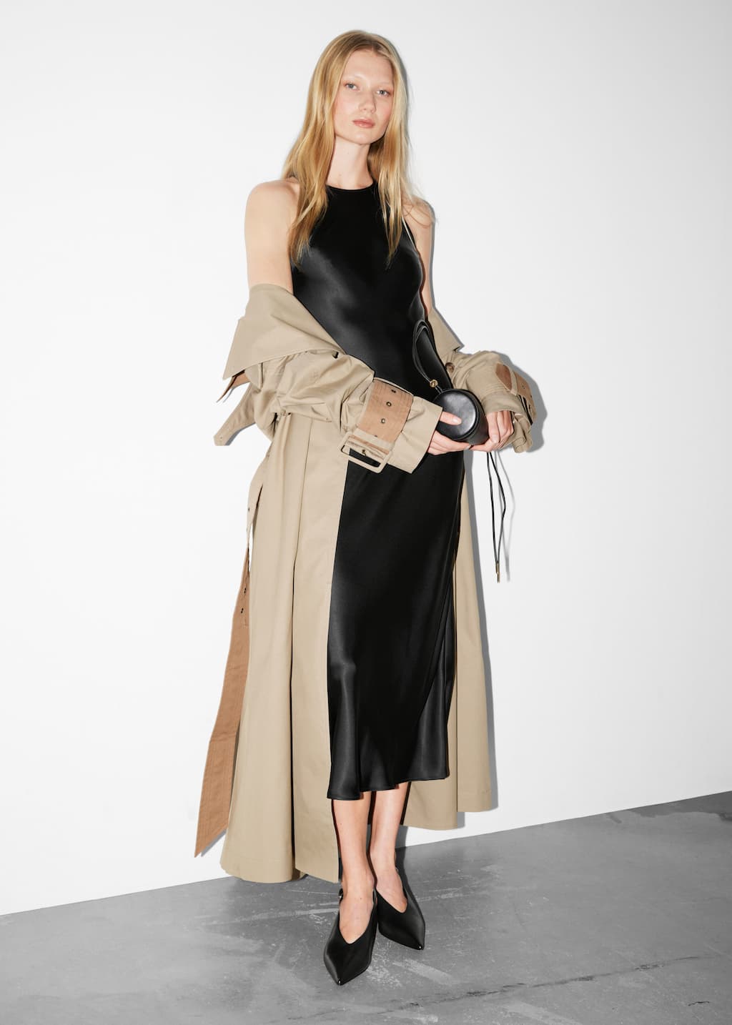 Ärmelloses Midikleid aus Satin - Schwarz - Lookbook