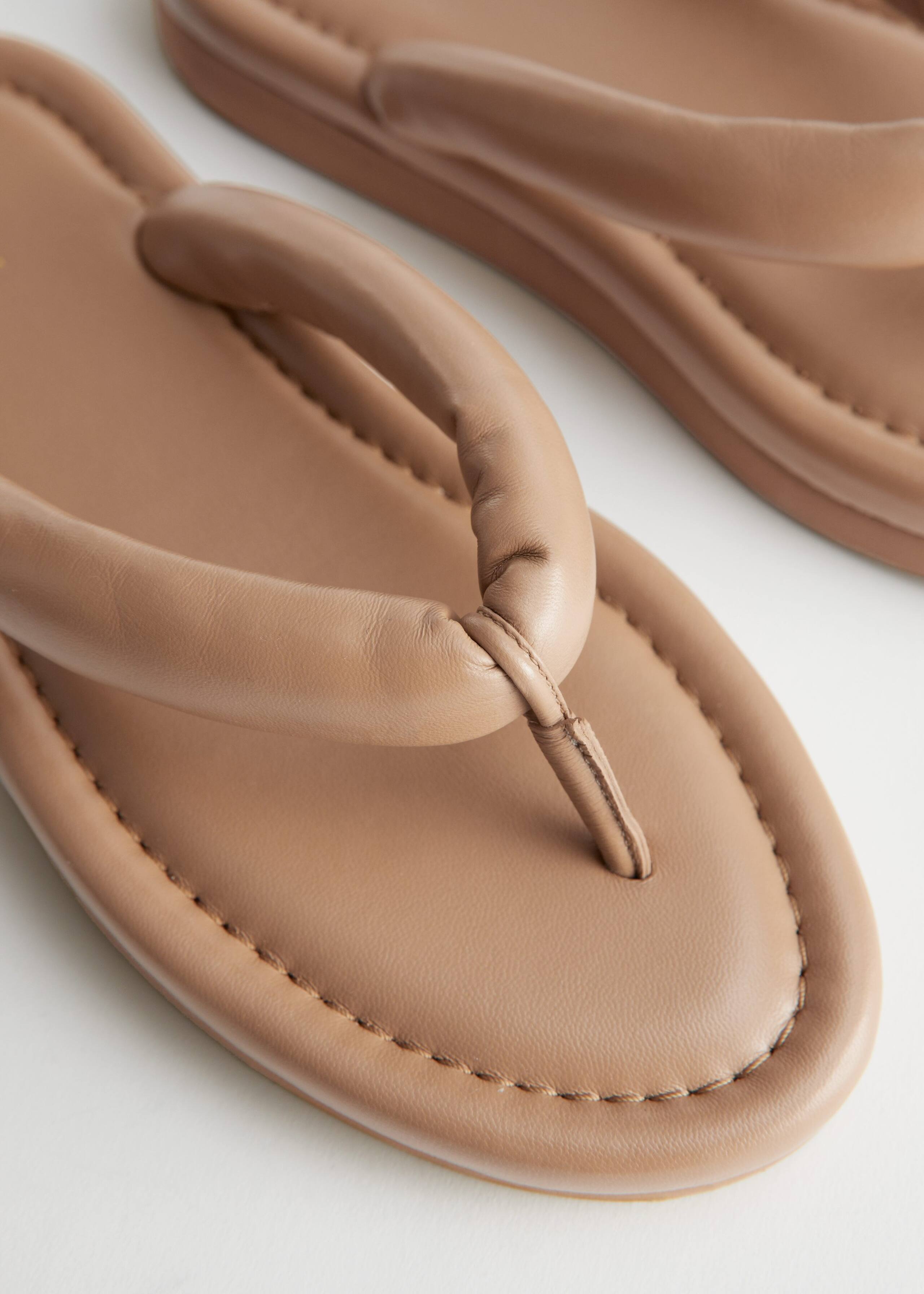 Padded Strap Leather Flip Flops - {{variantName}} - Detalle descriptivo