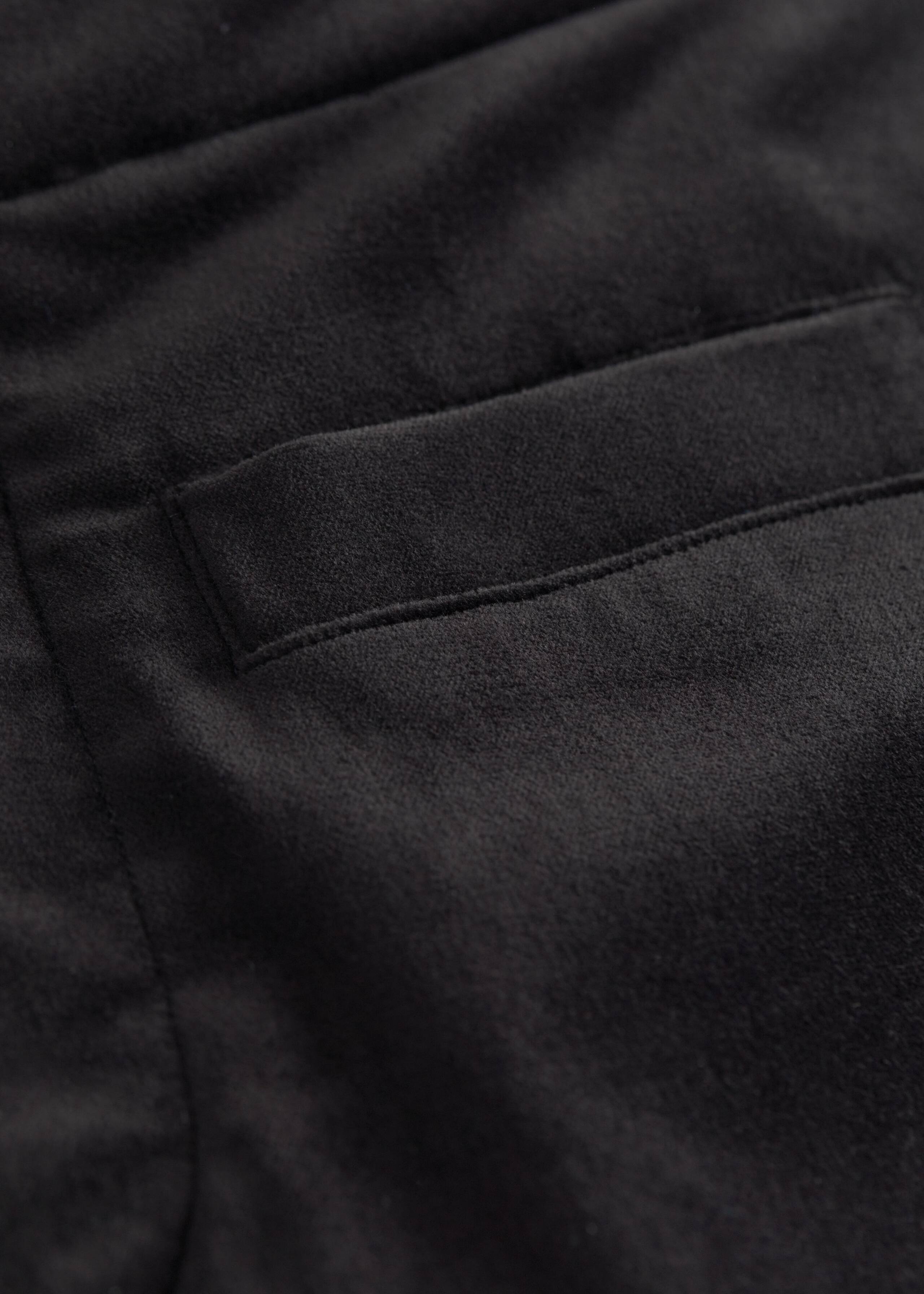 Samthose mit ausgestelltem Bein - Schwarz - Stillleben