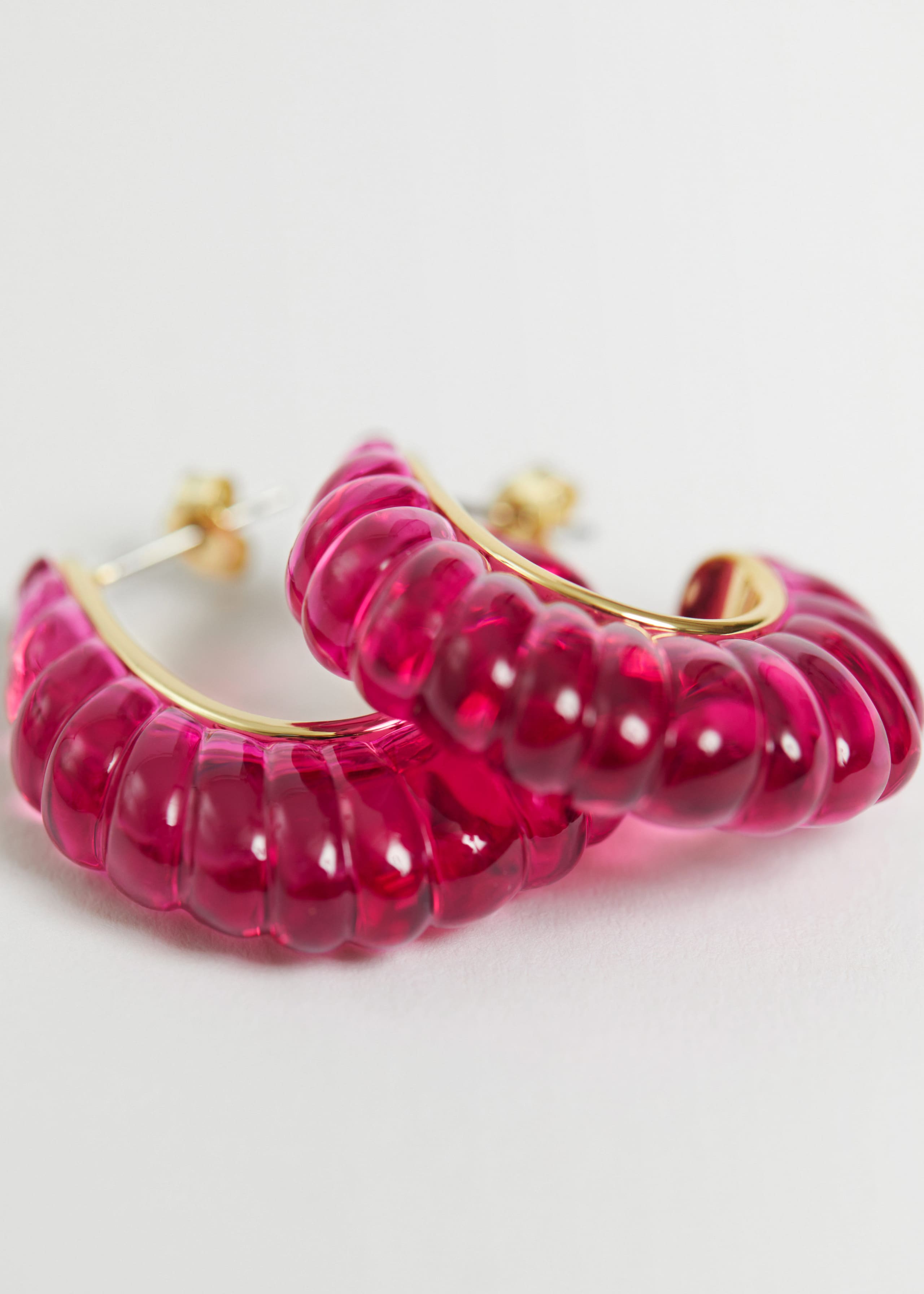 Sculptural Glass Hoop Earrings - {{variantName}} - Detalle descriptivo