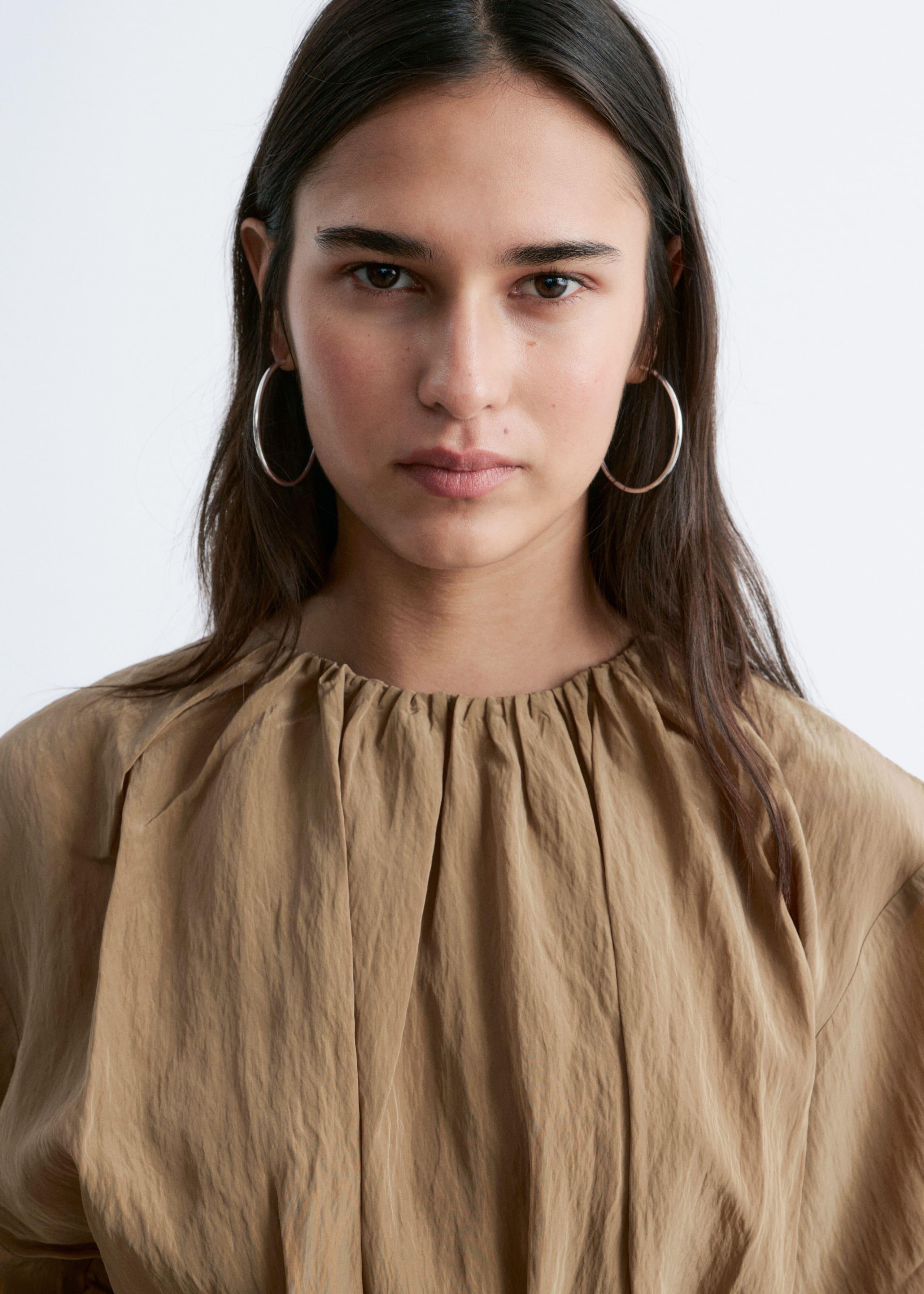 Image of Robe courte froncée à manches courtes