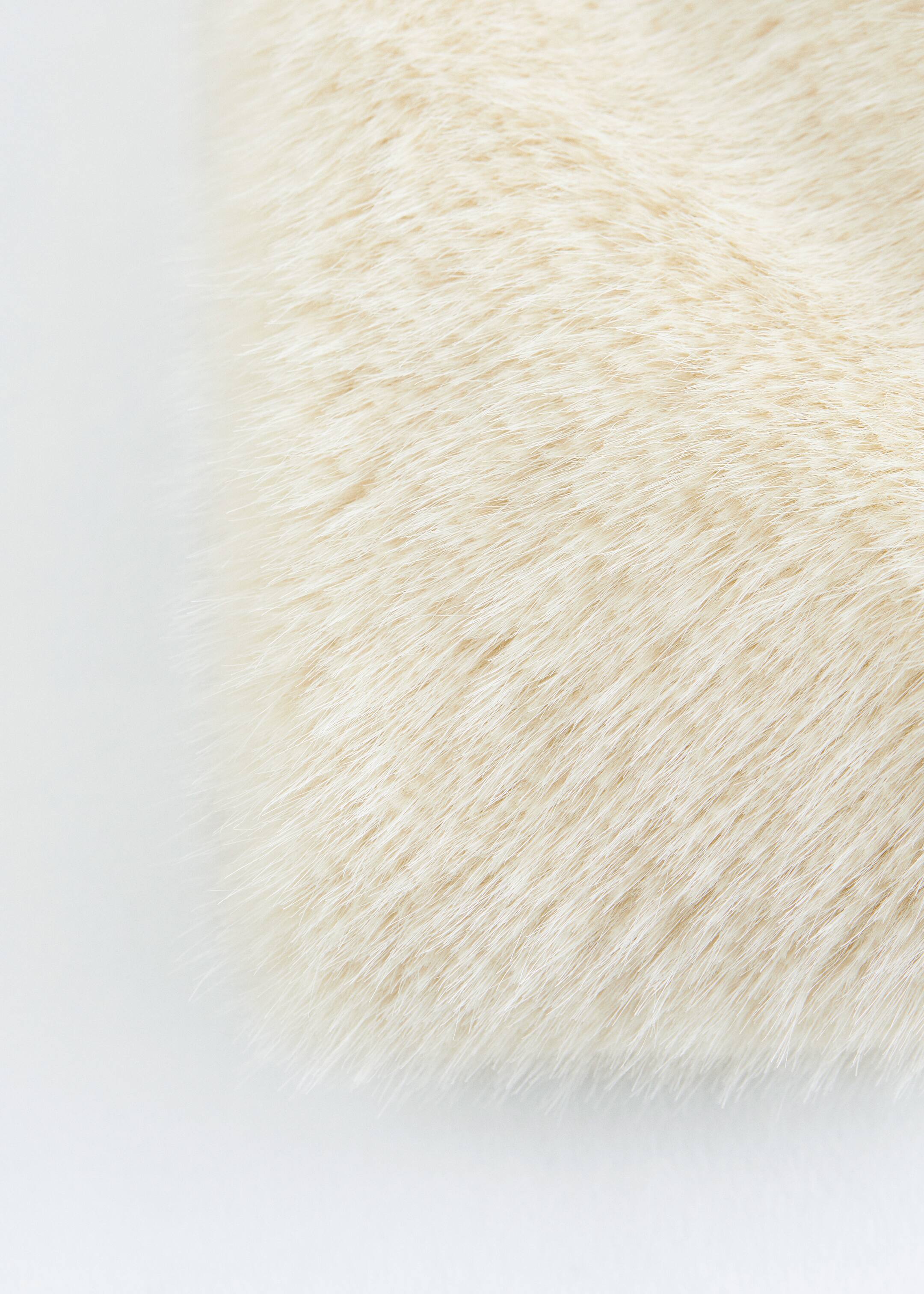 Visa större bild: Ett ljus krämfärgat långhårigt fuskpälsmaterial visar sin mjuka, lurviga textur. Enskilda trådar av varierande längder skapar en oregelbunden, plyschig yta.
