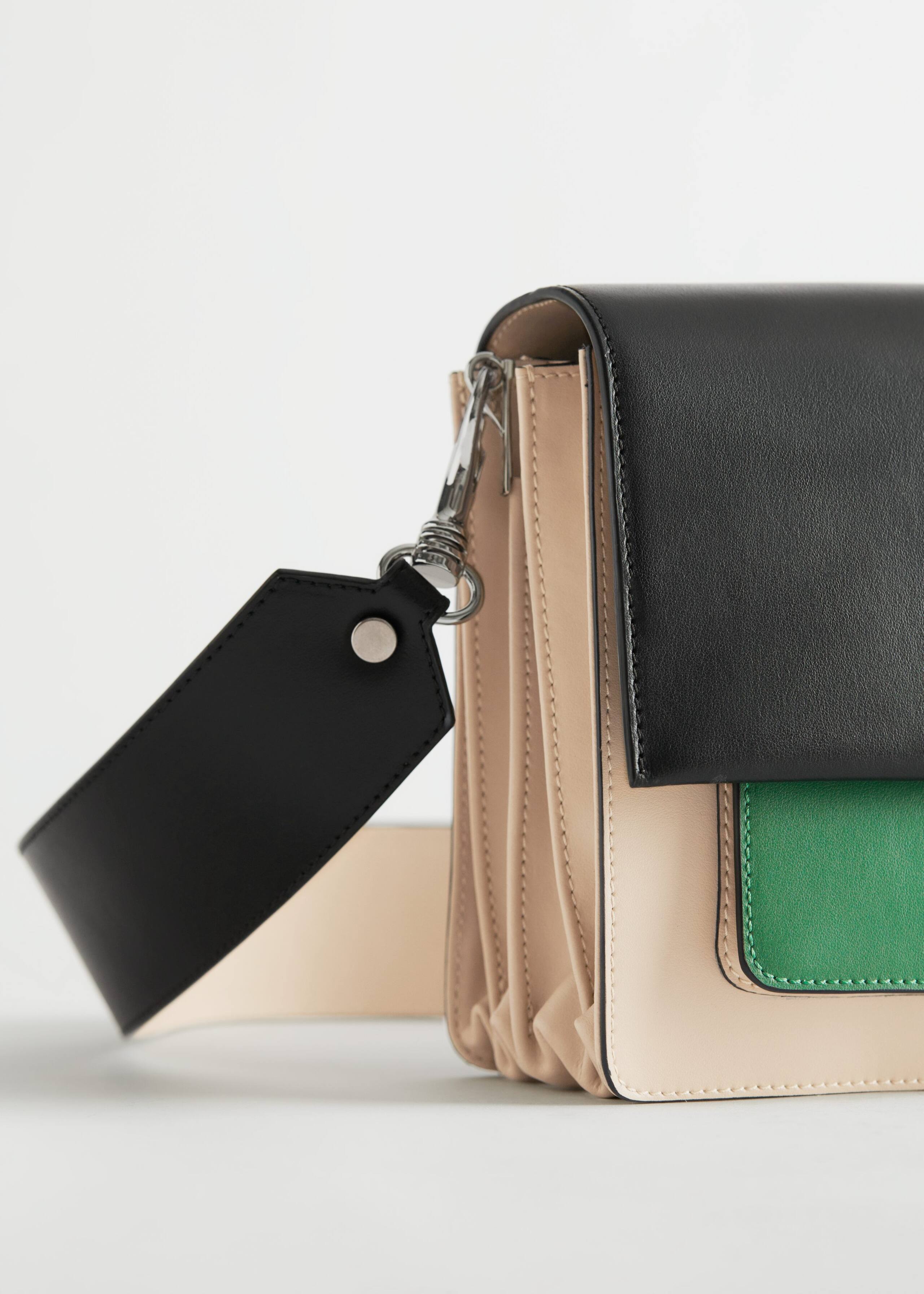 Short Leather Crossbody Bag - {{variantName}} - Descrizione dettagliata