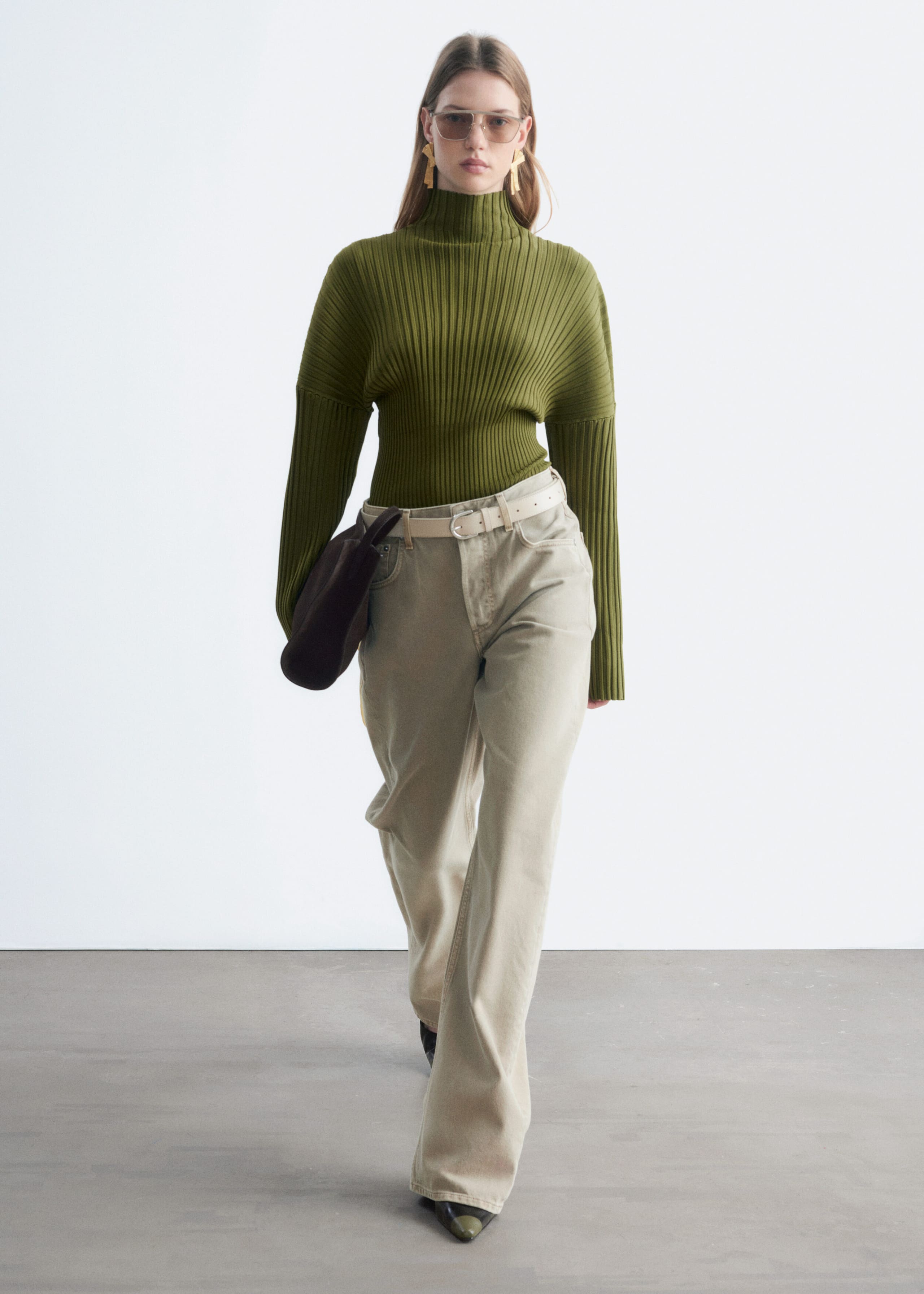 Maglione a coste con collo a lupetto - Verde - Lookbook