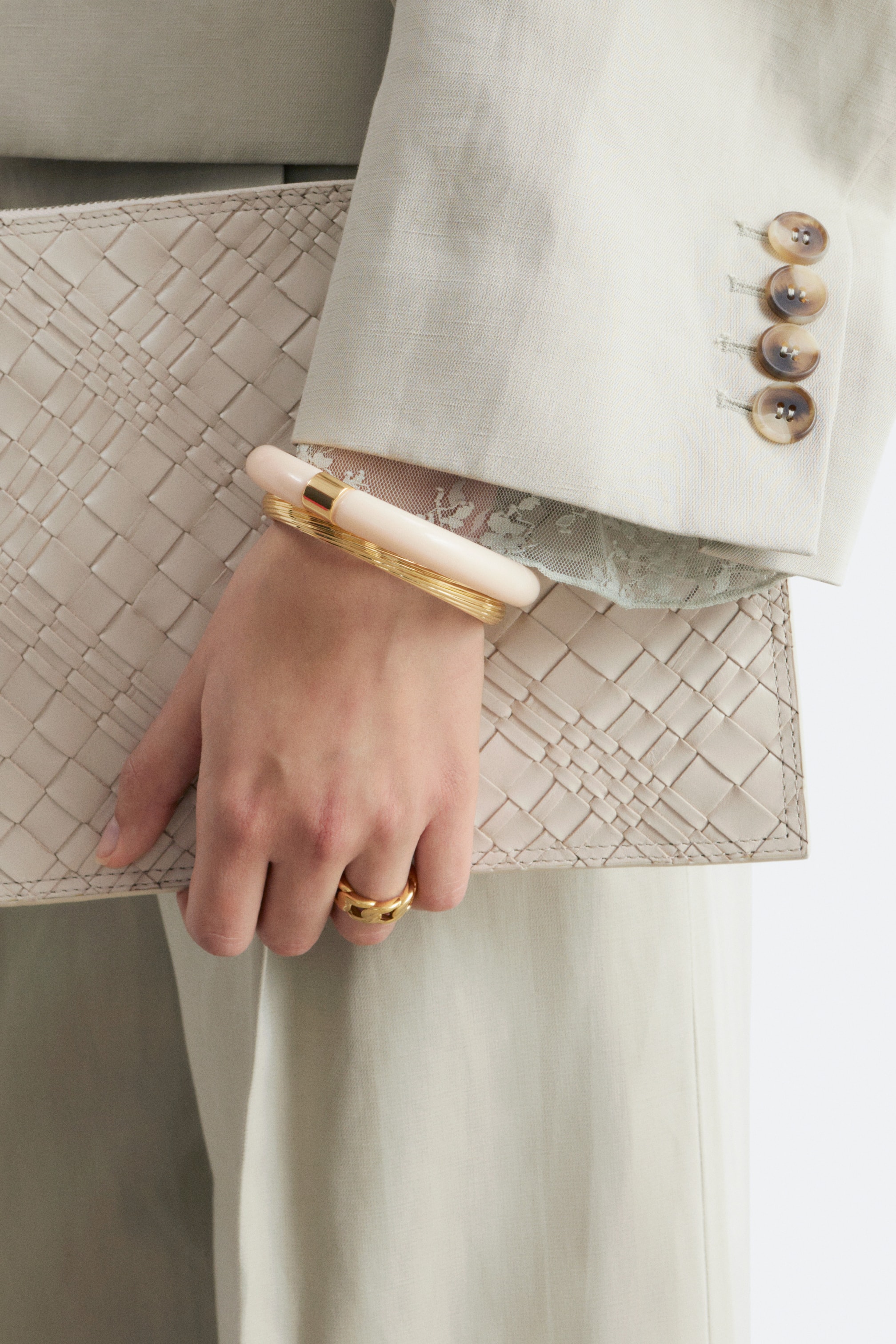Grotere afbeelding bekijken: Armband van contrasterende metalen en hars - Gebroken wit/goud - DAMES | H&M BE 1