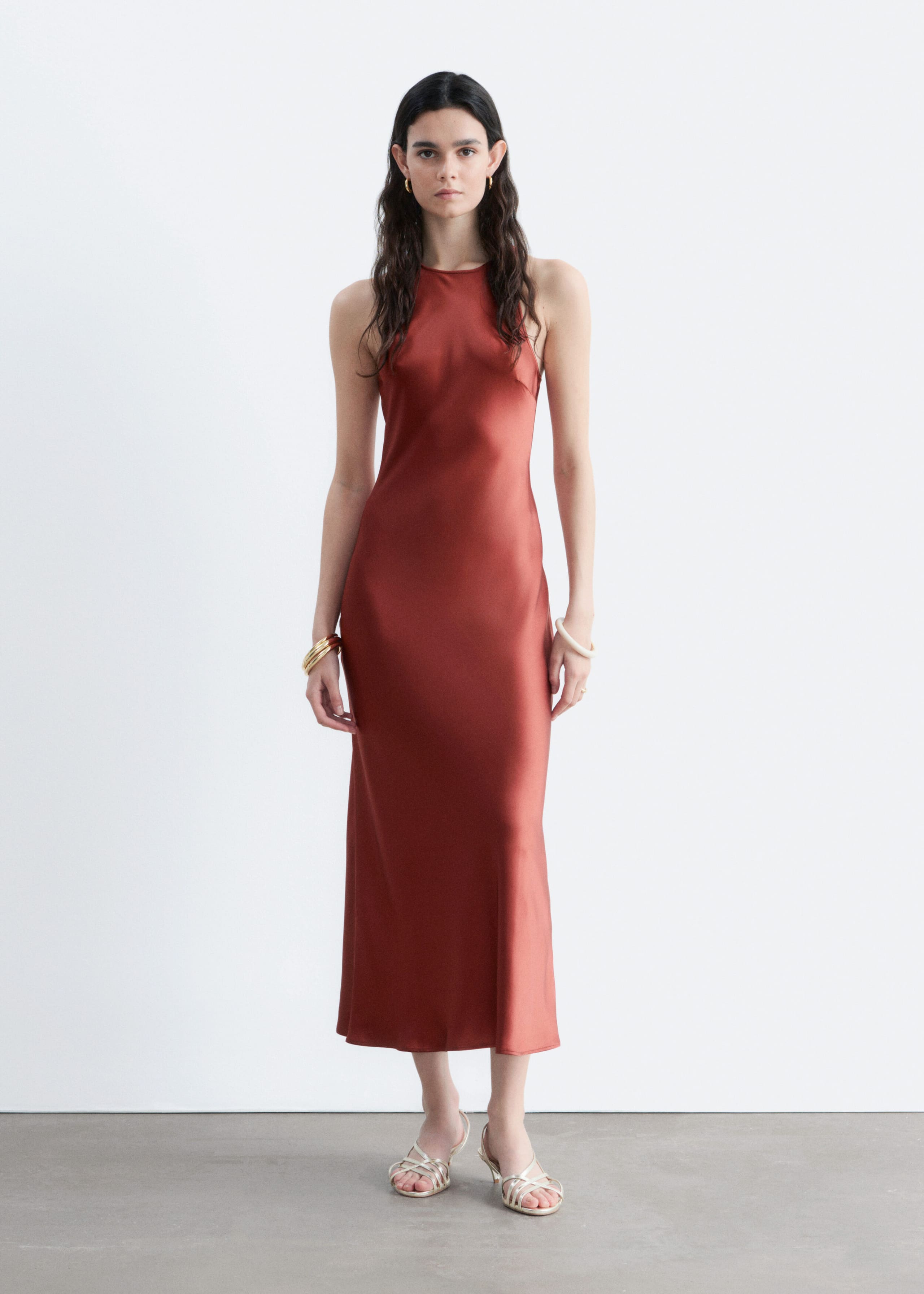 Ärmelloses Midikleid aus Satin - Rosa - Lookbook