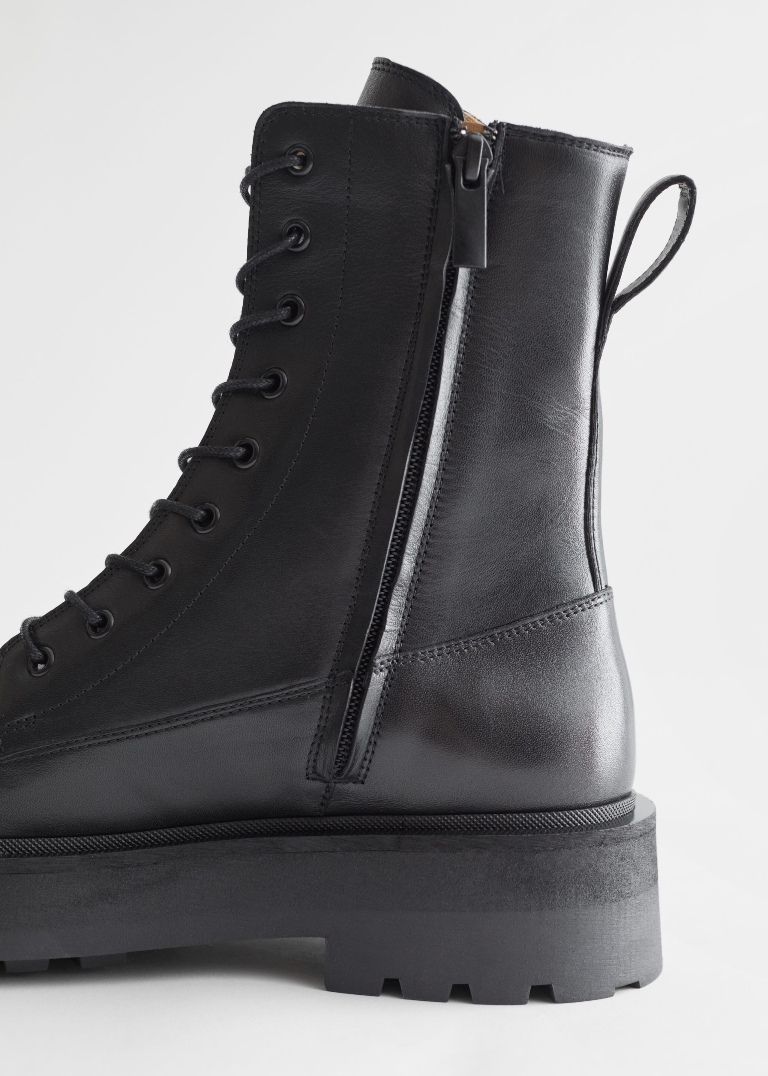 Bottines épaisses en cuir avec zip latéral - {{variantName}} - Descriptive Detail