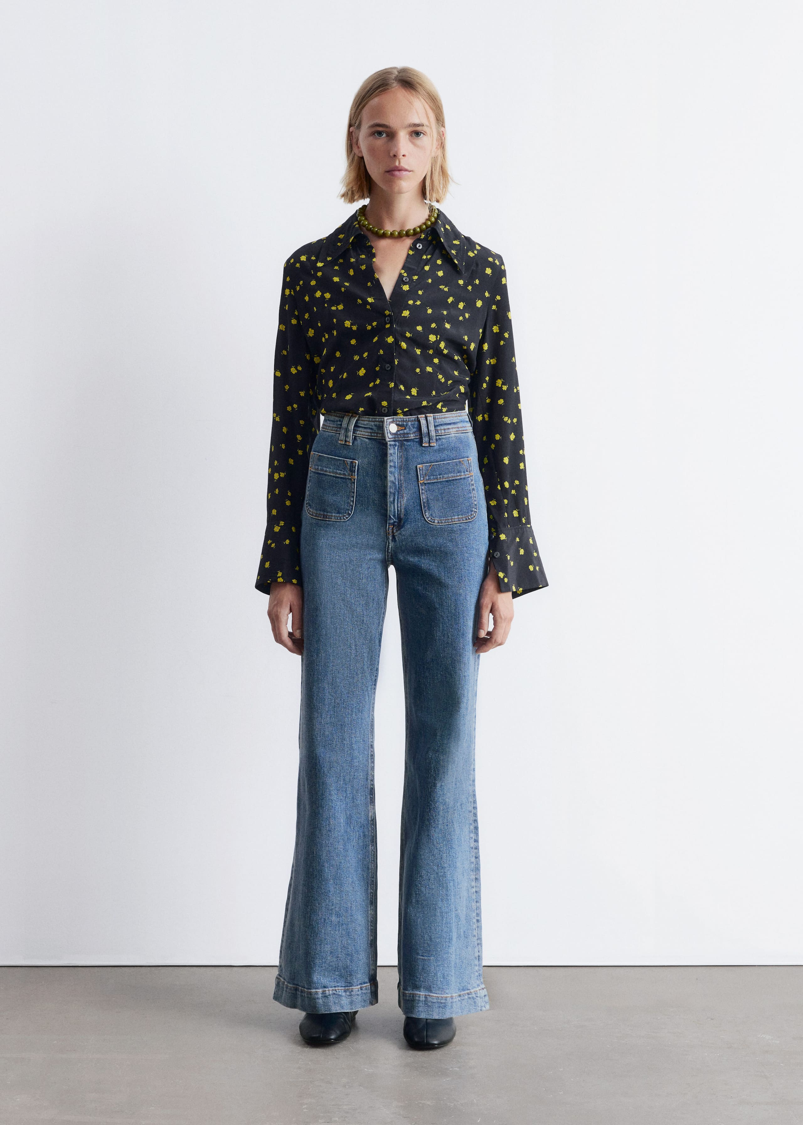 Image of Ausgestellte Jeans mit hohem Bund