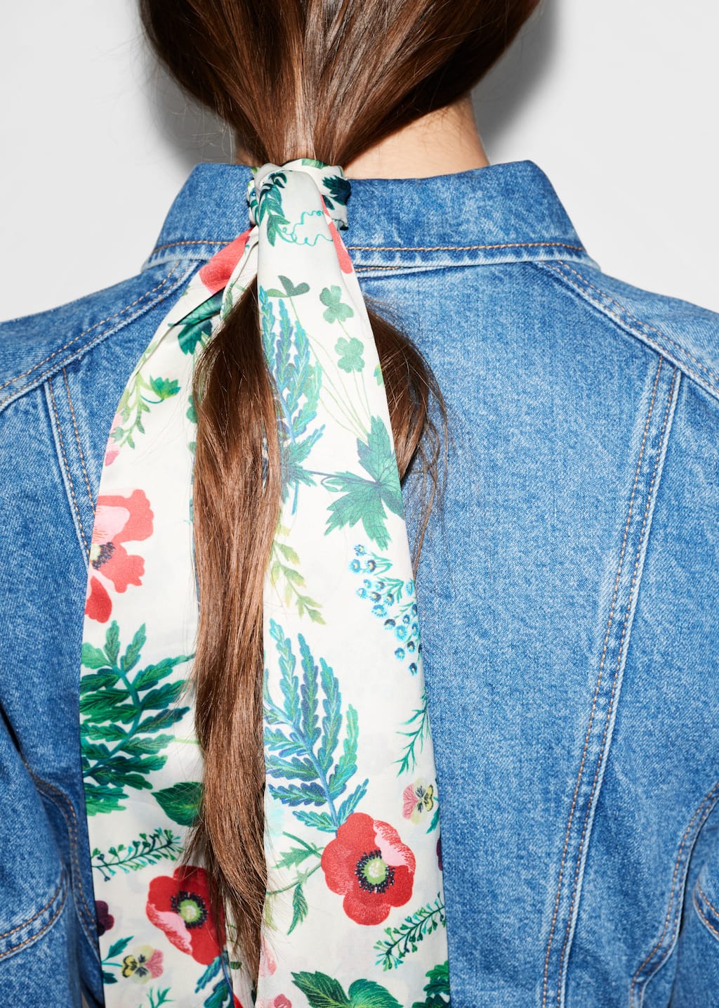 Foulard fin à motif fleuri - Motif fleuri rouge - Lookbook