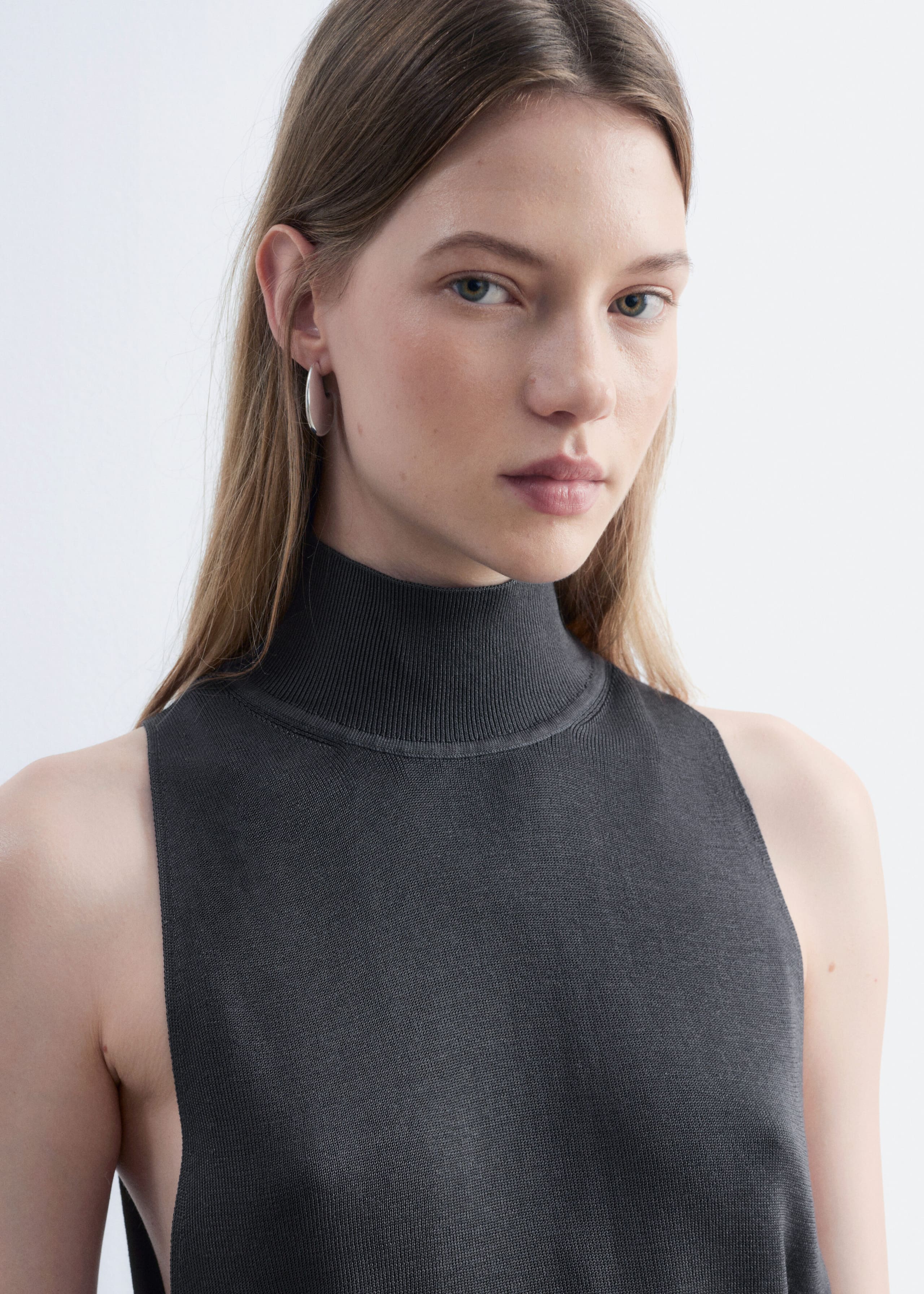 Sleeveless Turtleneck Top - Dark Grey - Lookbook