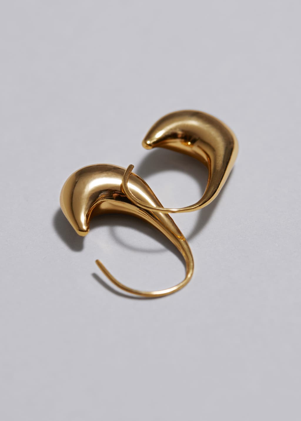 SculpturalHoopEarrings – Złoty – Martwa natura