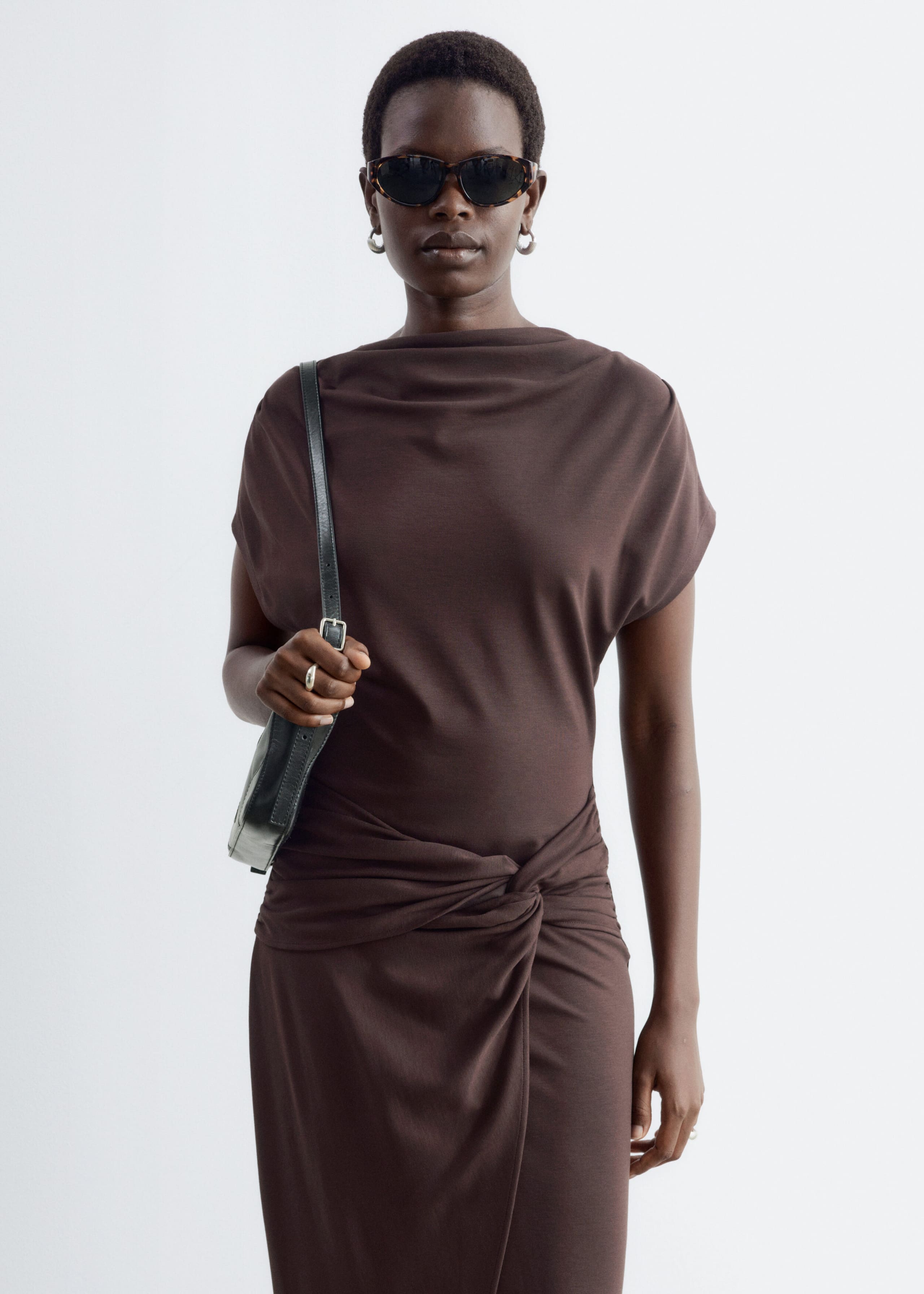 Drapiertes Kleid mit Wickeltaille - Dunkelbraun - Stillleben