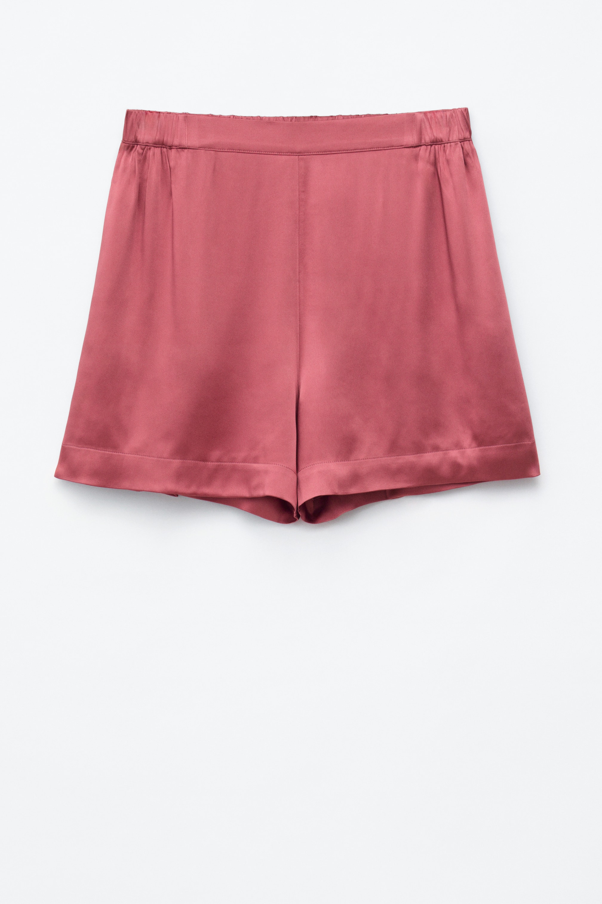 Visualizza immagine più grande: I pantaloncini rosso-rosati presentano un tessuto satinato lucente, una vita alta con elastico arricciato e una silhouette ampia e rilassata con orlo pulito, presentati frontalmente.