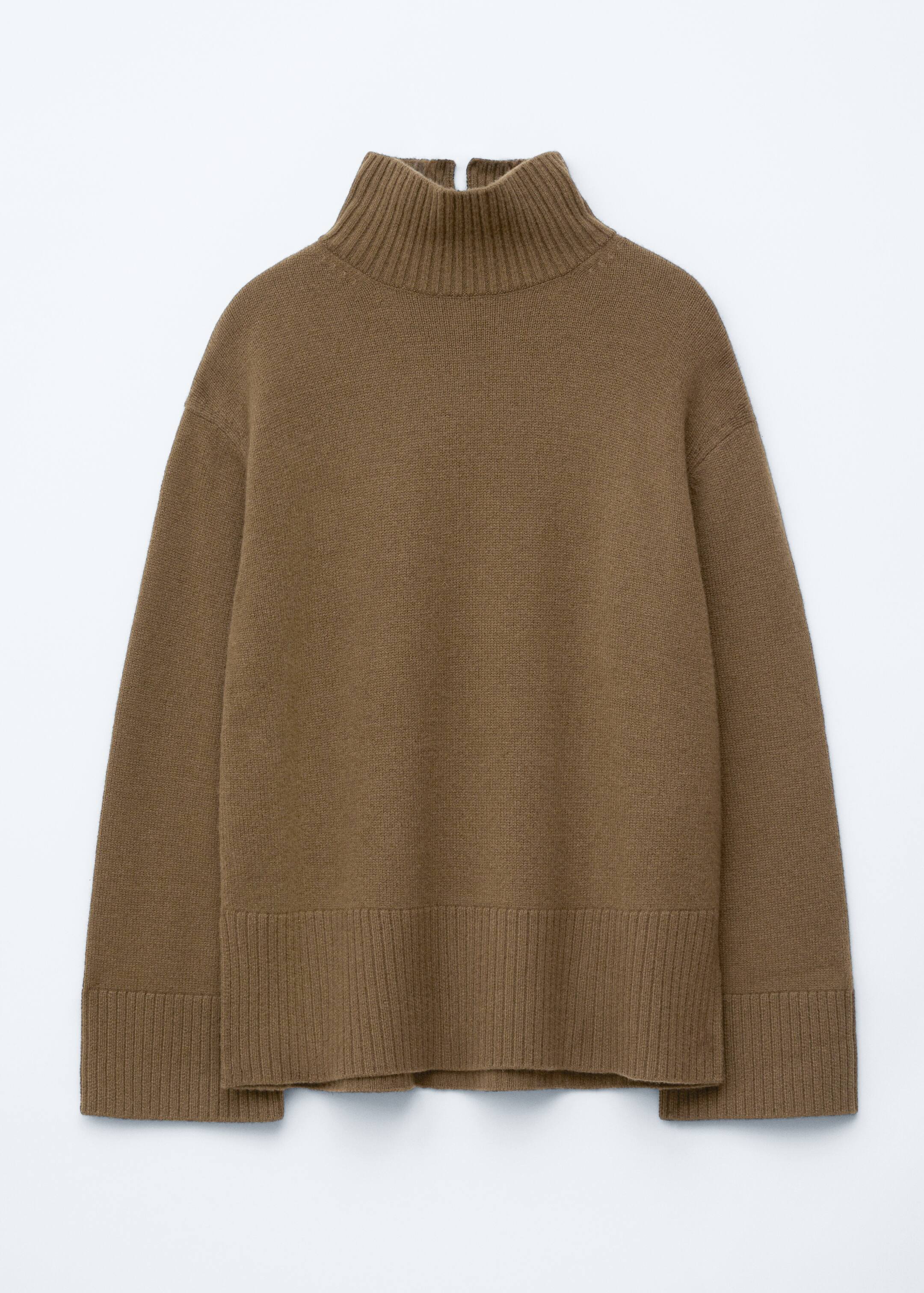 Agrandir l'image: Un pull à col roulé tricoté marron est présenté de face, avec une silhouette oversize, un col roulé côtelé avec une fente visible à l'arrière, des poignets côtelés et un ourlet côtelé.