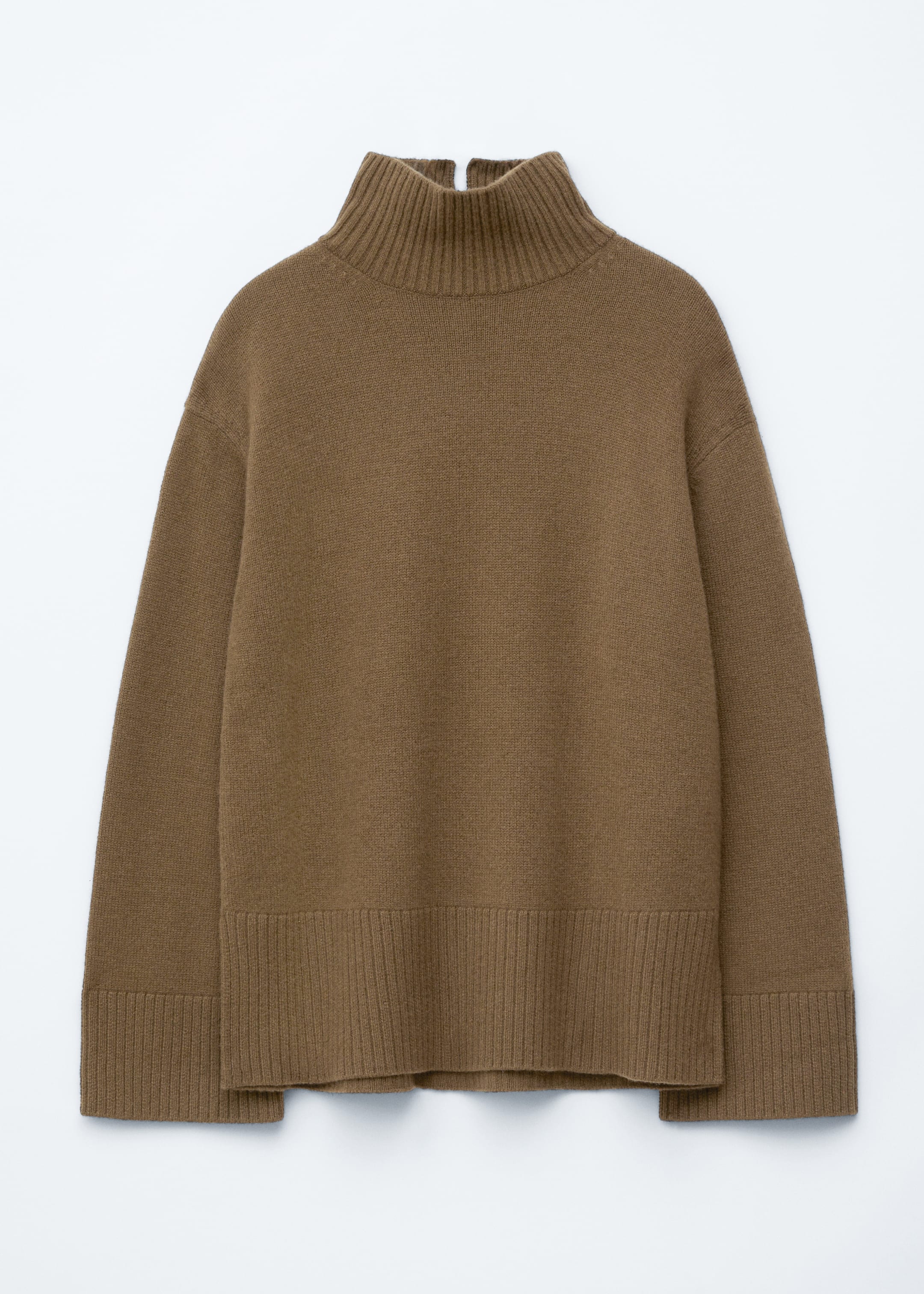 Größeres Bild ansehen: Ein brauner Strickrollkragenpullover wird von vorne präsentiert, mit einer übergroßen Silhouette, einem gerippten Rollkragen mit einem sichtbaren Schlitz auf der Rückseite, gerippten Bündchen und einem gerippten Saum.