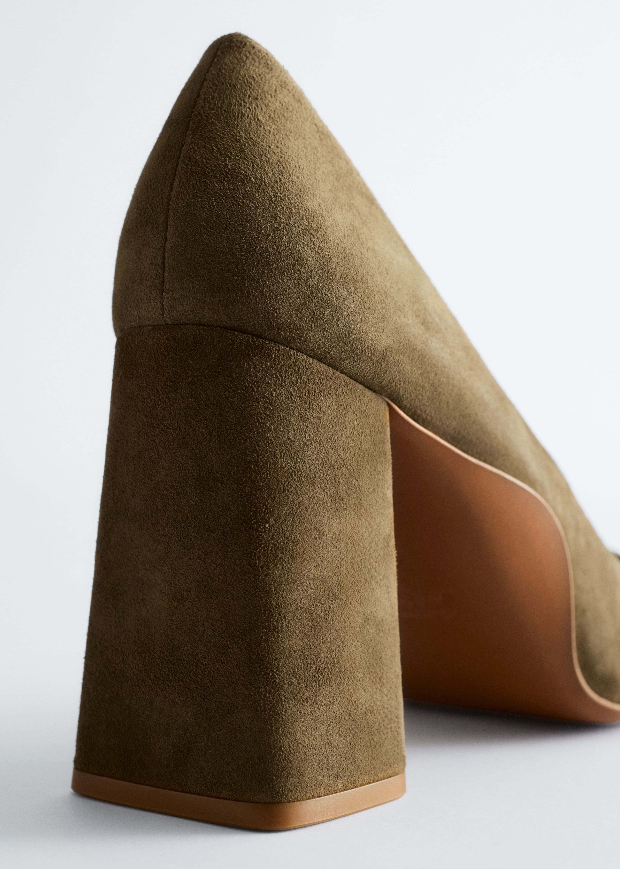 Image of Décolleté in pelle scamosciata con tacco a blocco