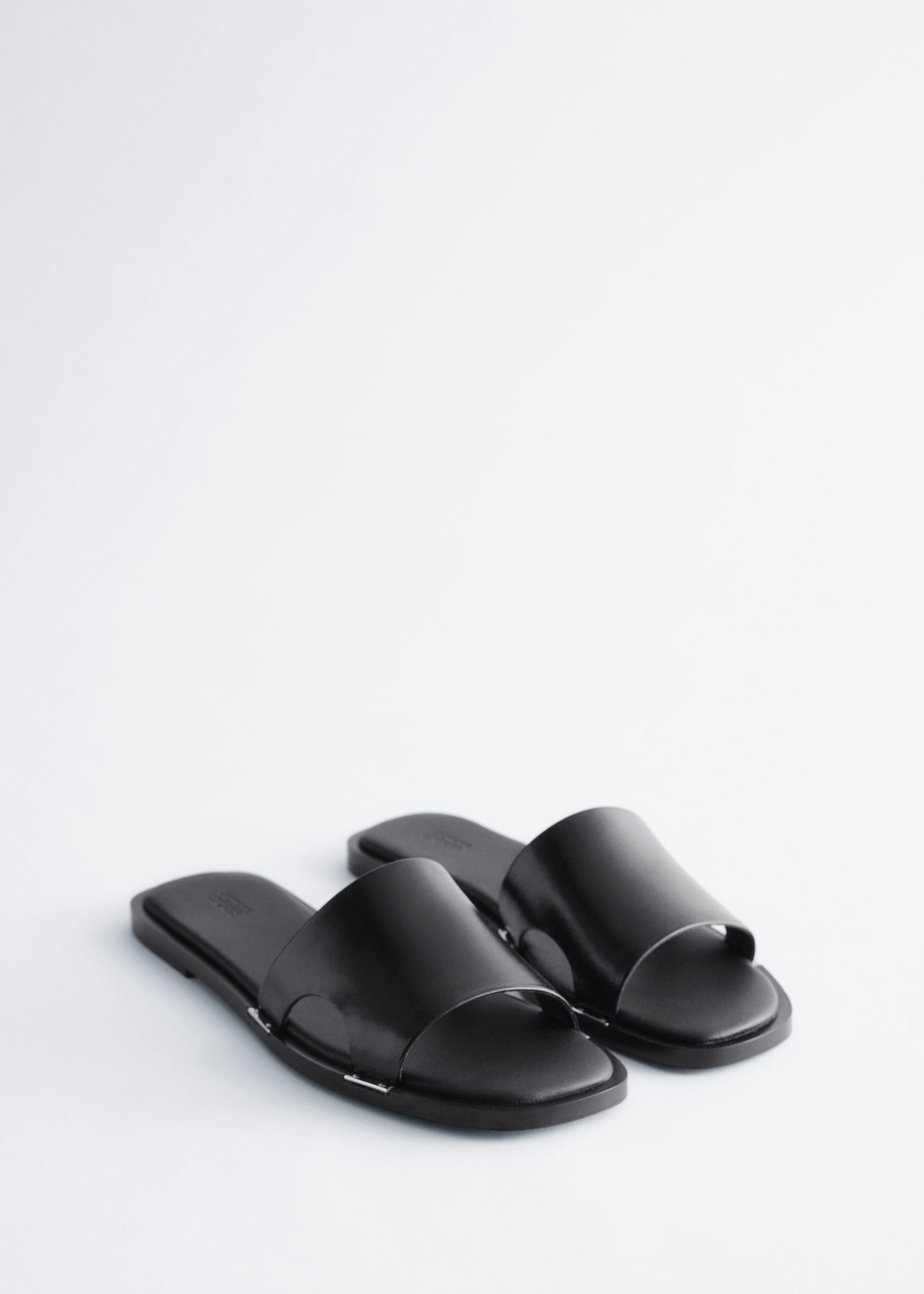 Image of Sandali in pelle con dettagli in metallo