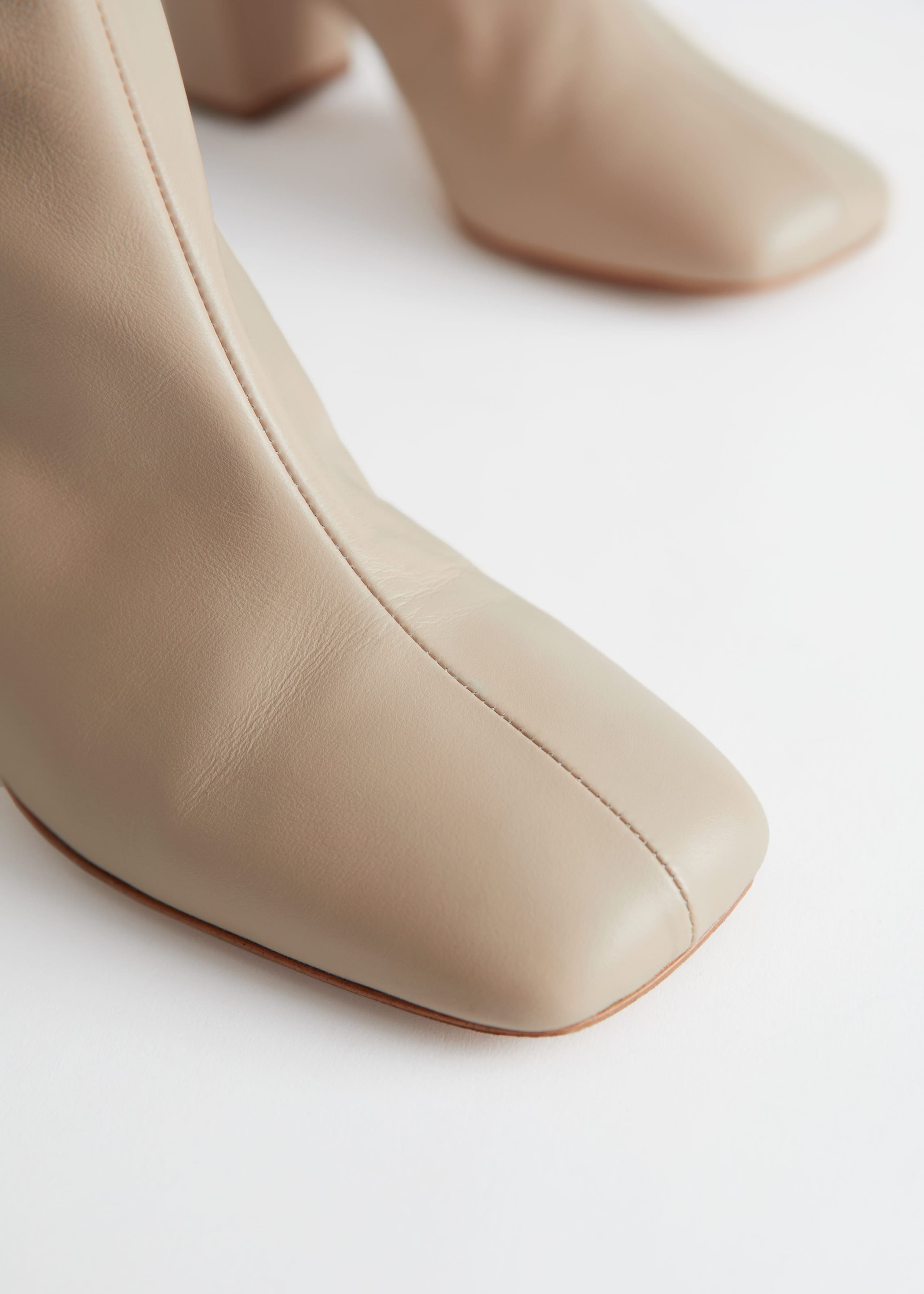 Squared Knee High Leather Boots - {{variantName}} - Detalle descriptivo