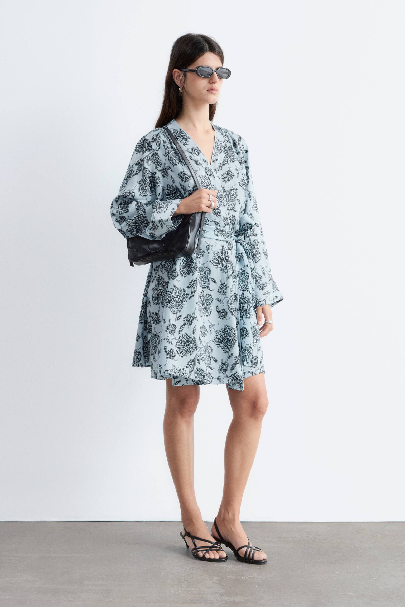שמלת מעטפת מיני פרחונית - תכלת/הדפס פייזלי פרחוני - 5