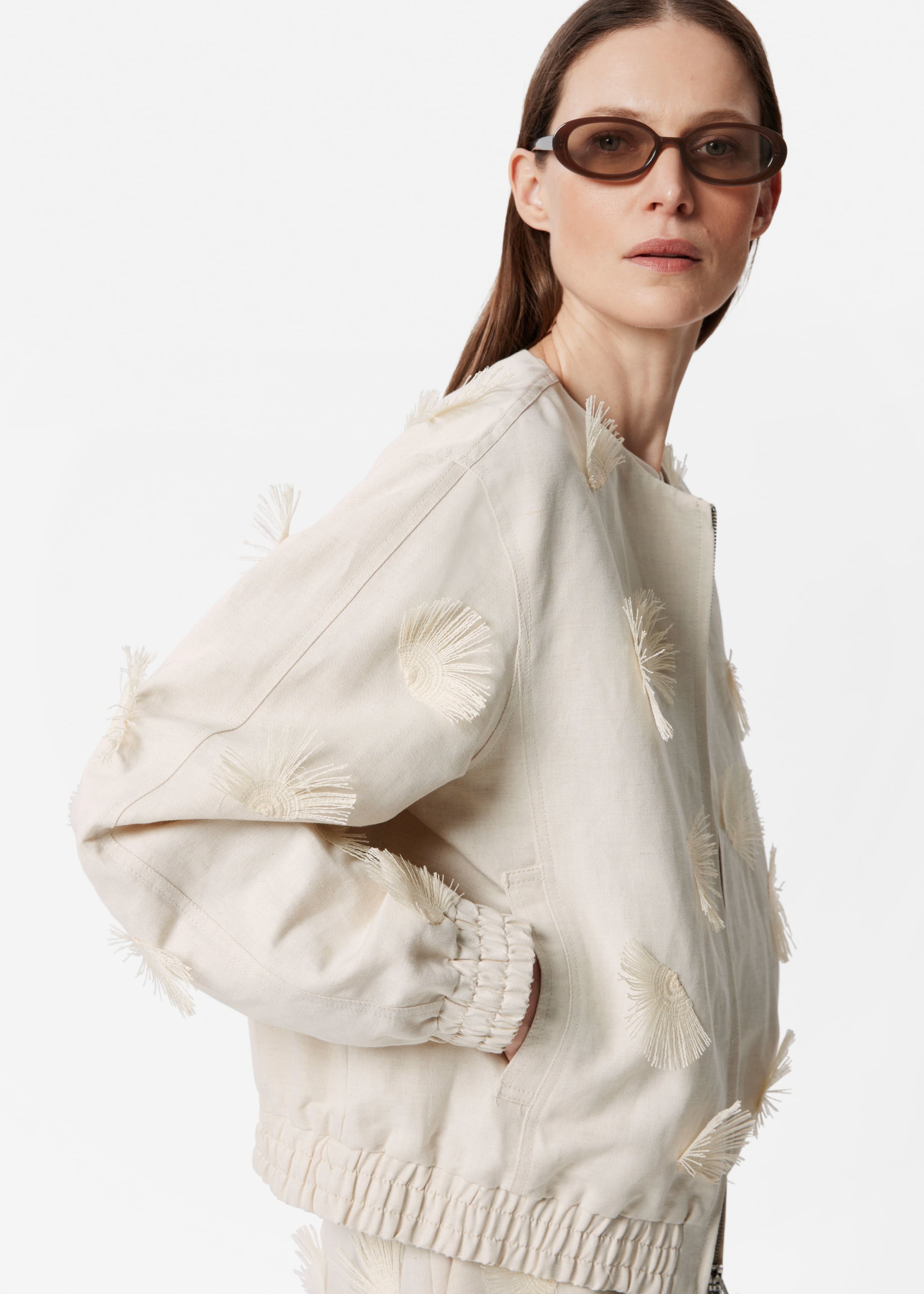 Vis større bilde: Brodert jakke i linblanding - Beige - DAME | H&M NO 4