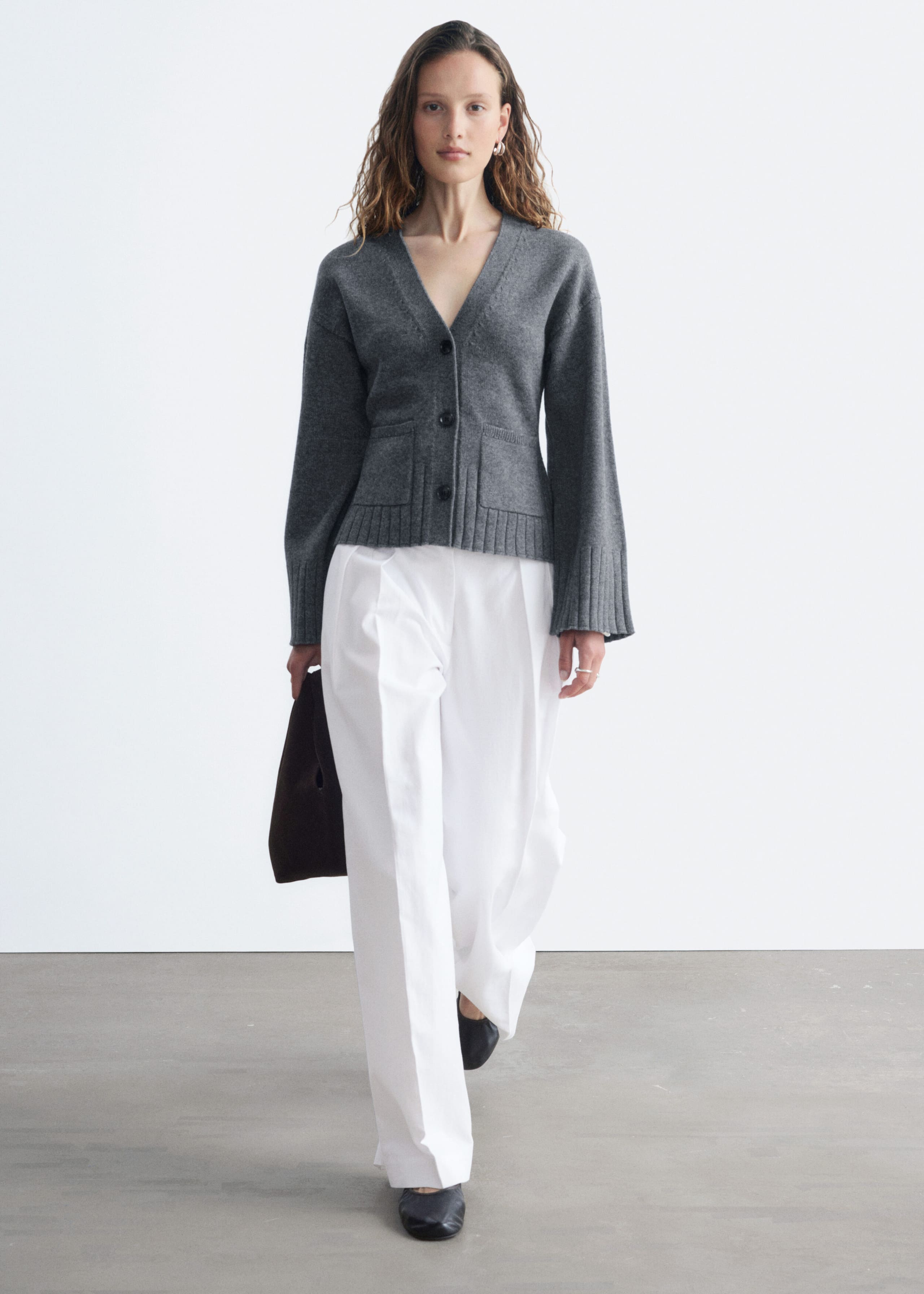 Schmal zulaufende Strickjacke - Dunkelgrau - Lookbook