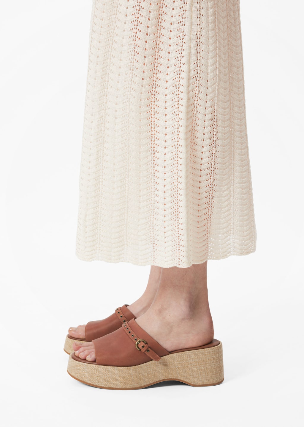 Mules in pelle scamosciata con plateau - Cognac - Lookbook
