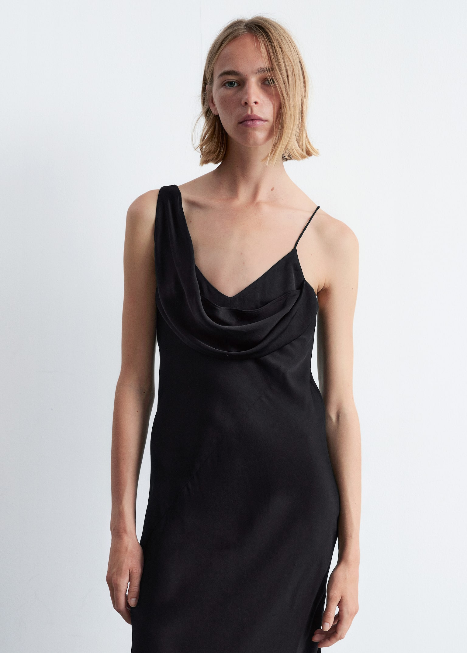 Asymmetrisk midikjole med vandfaldsudskæring - Sort - 4