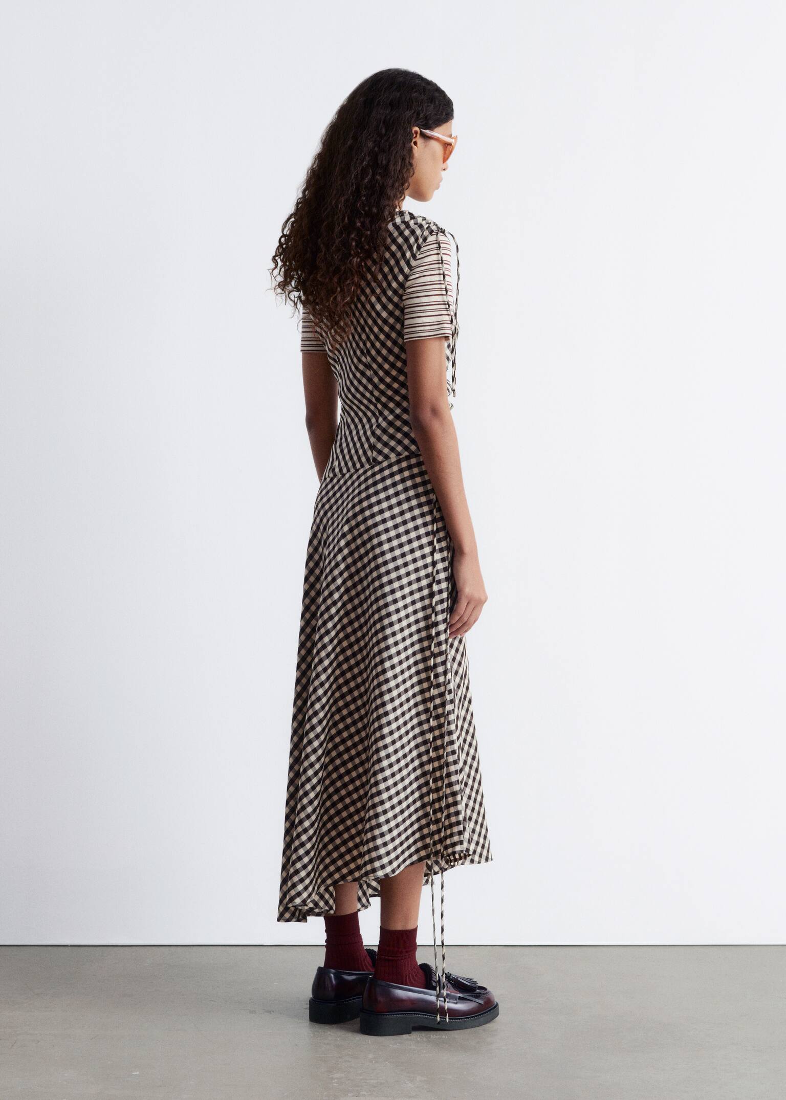 Asymmetrisches Midikleid mit U-Boot-Ausschnitt - Dunkelbraun/Weiß - 4
