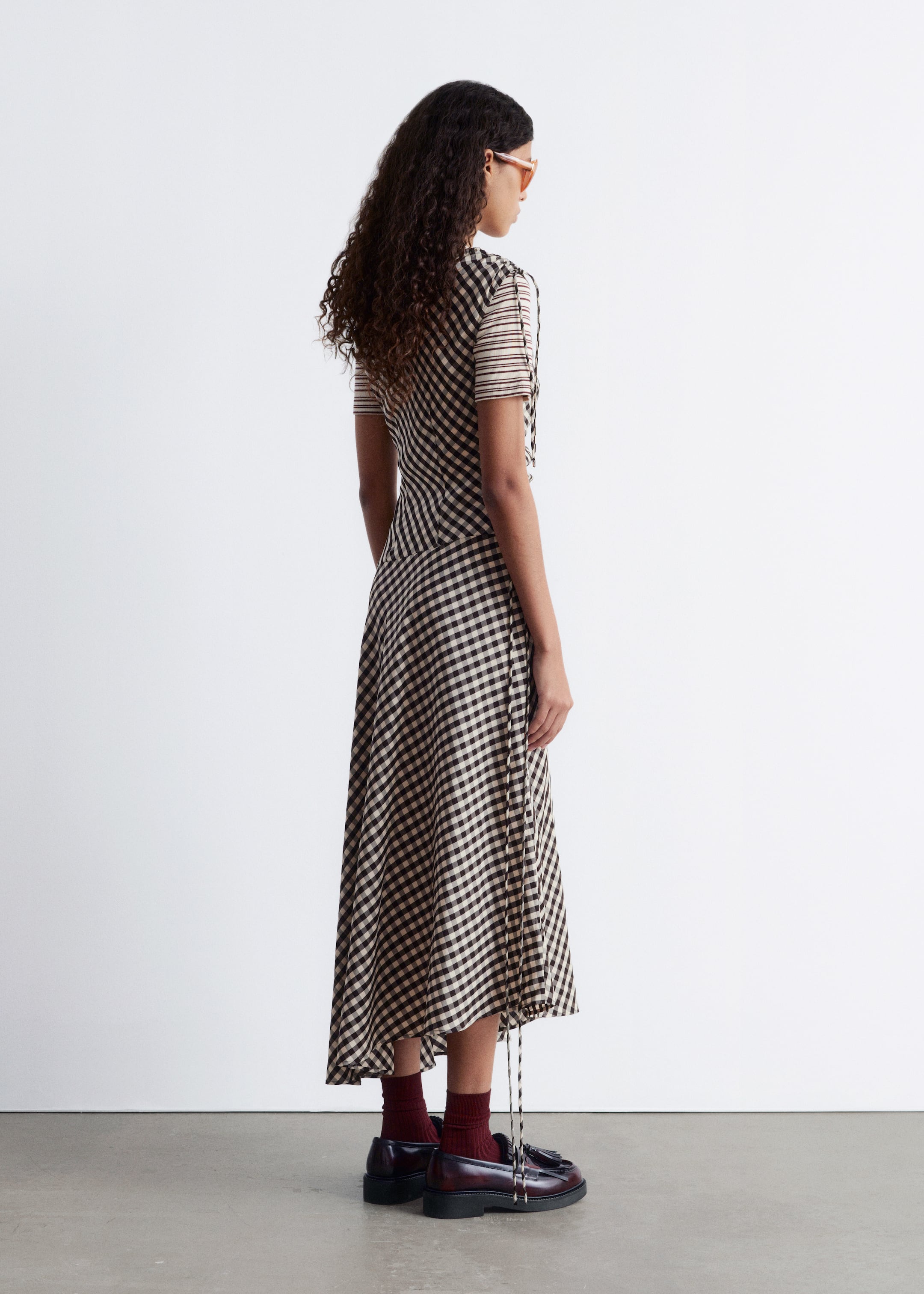 Grotere afbeelding bekijken: Asymmetrische midi-jurk met boothals - Donkerbruin/wit - DAMES | H&M NL 6