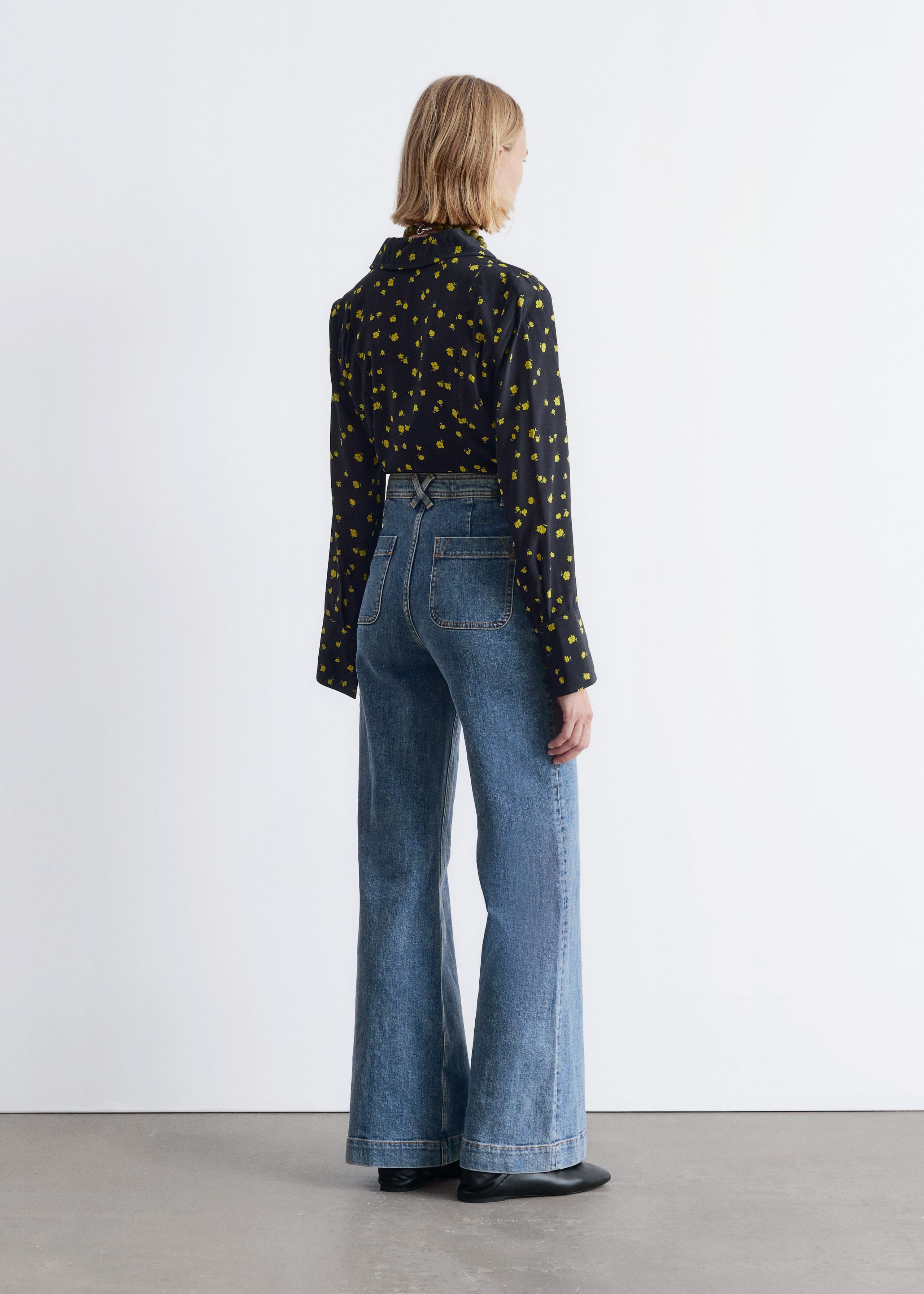 Image of Ausgestellte Jeans mit hohem Bund