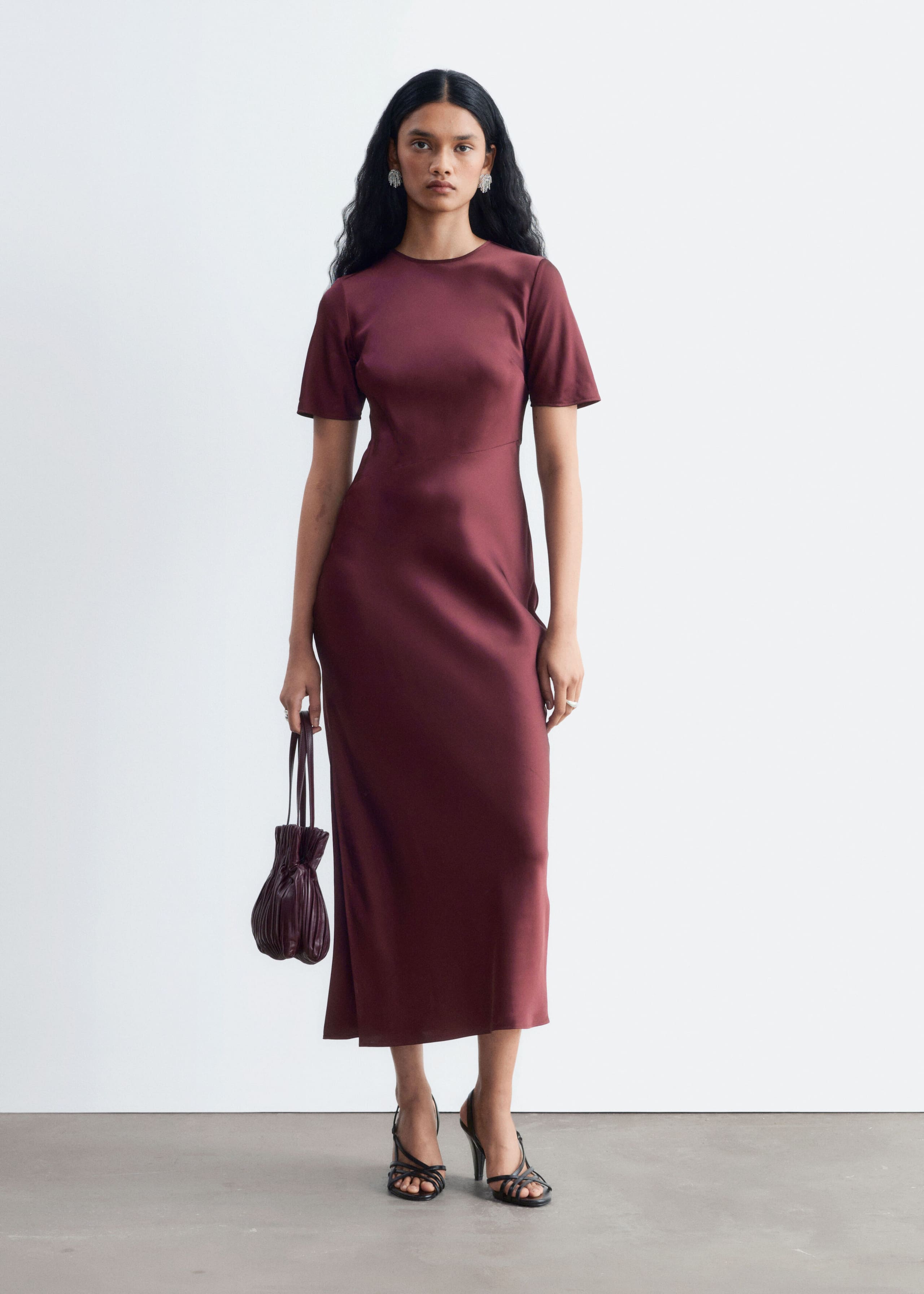 Langes Kleid mit kurzen Ärmeln - Dunkelbraun - Lookbook