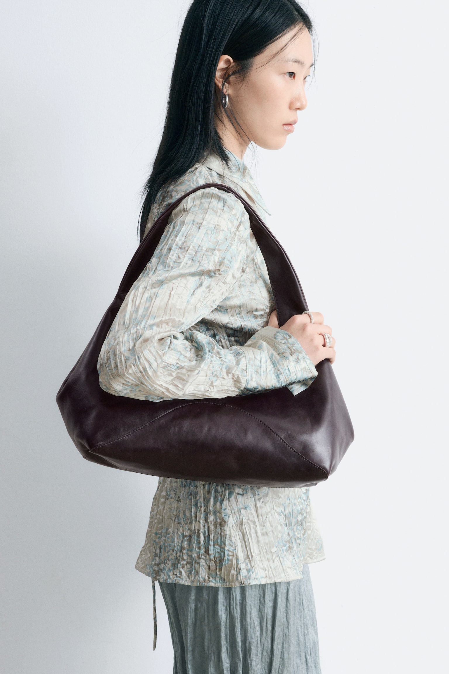 Borsa a spalla curva in pelle scamosciata - Pelle marrone scuro/Pelle scamosciata verde kaki - 1