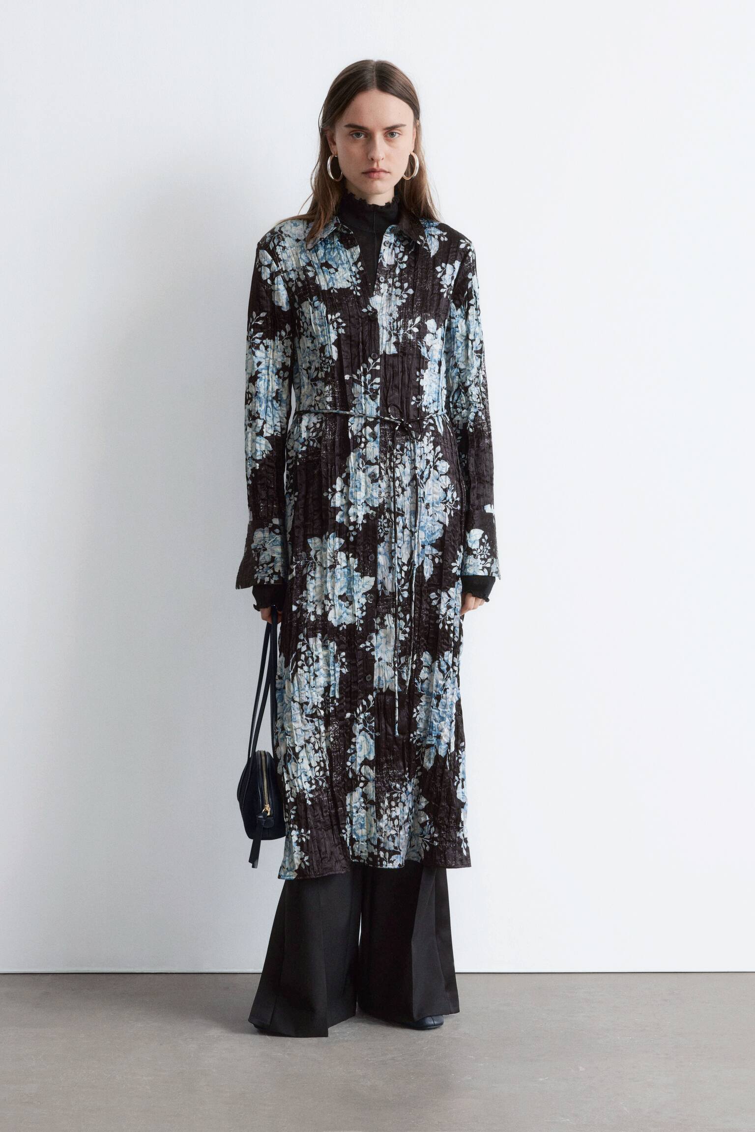 Midilang skjortekjole i crêpe-stof - Sort blomstret - 1