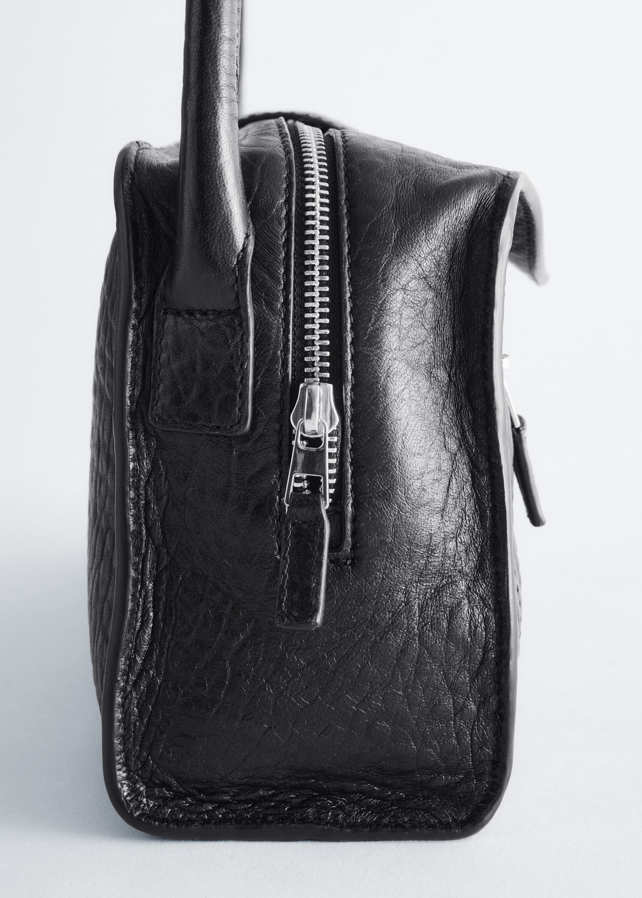 Curved Leather Bag - {{variantName}} - Descriptive Detail
