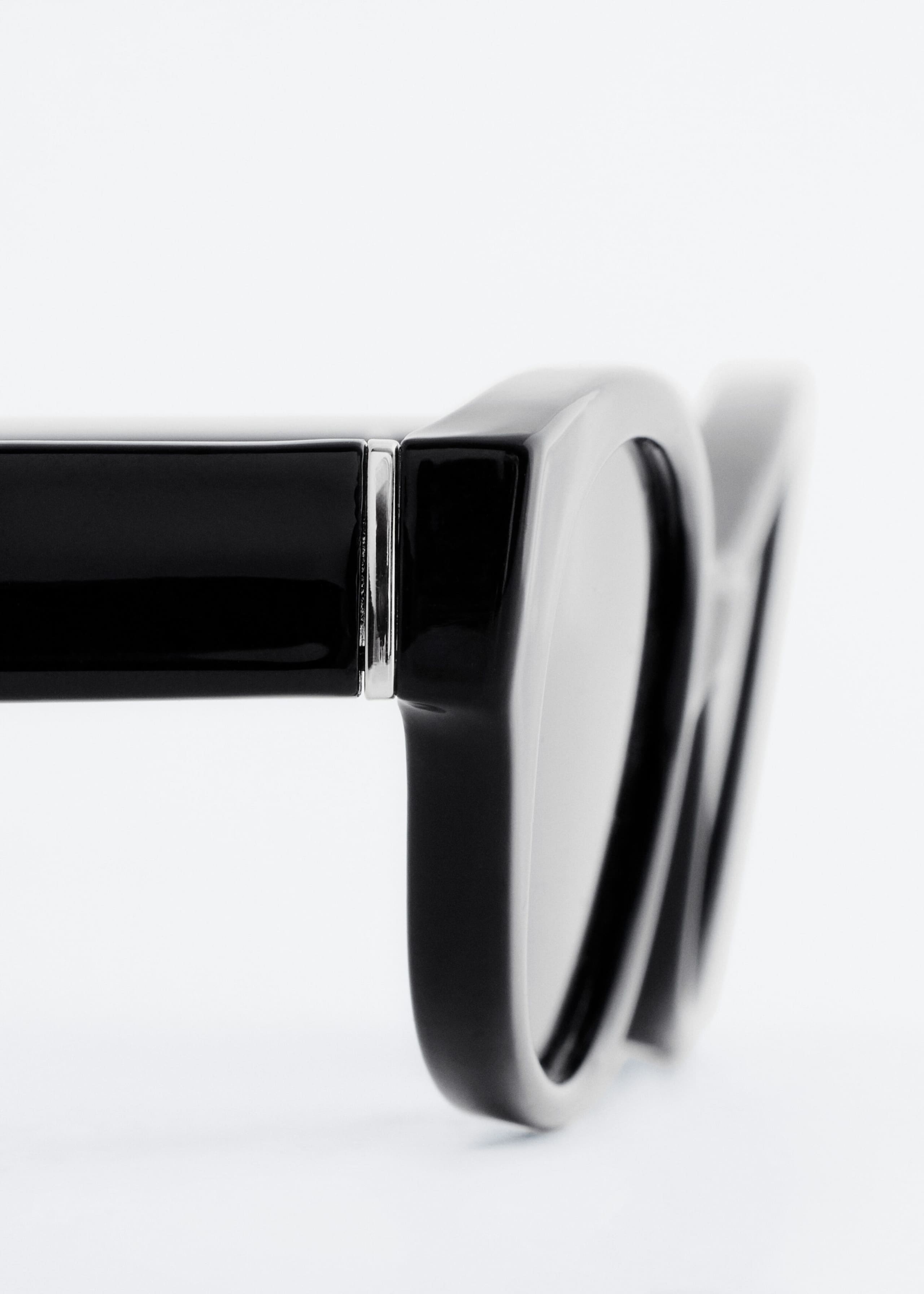 Oval Frame Sunglasses - {{variantName}} - Descriptive Detail