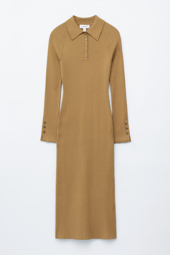 Una vista FRONTAL de un vestido midi de punto acanalado color marrón camello muestra una silueta de ajuste ceñido, un cuello clásico con una media tapeta abotonada que presenta cinco botones visibles, y mangas largas con tres botones visibles en cada puño. - 1