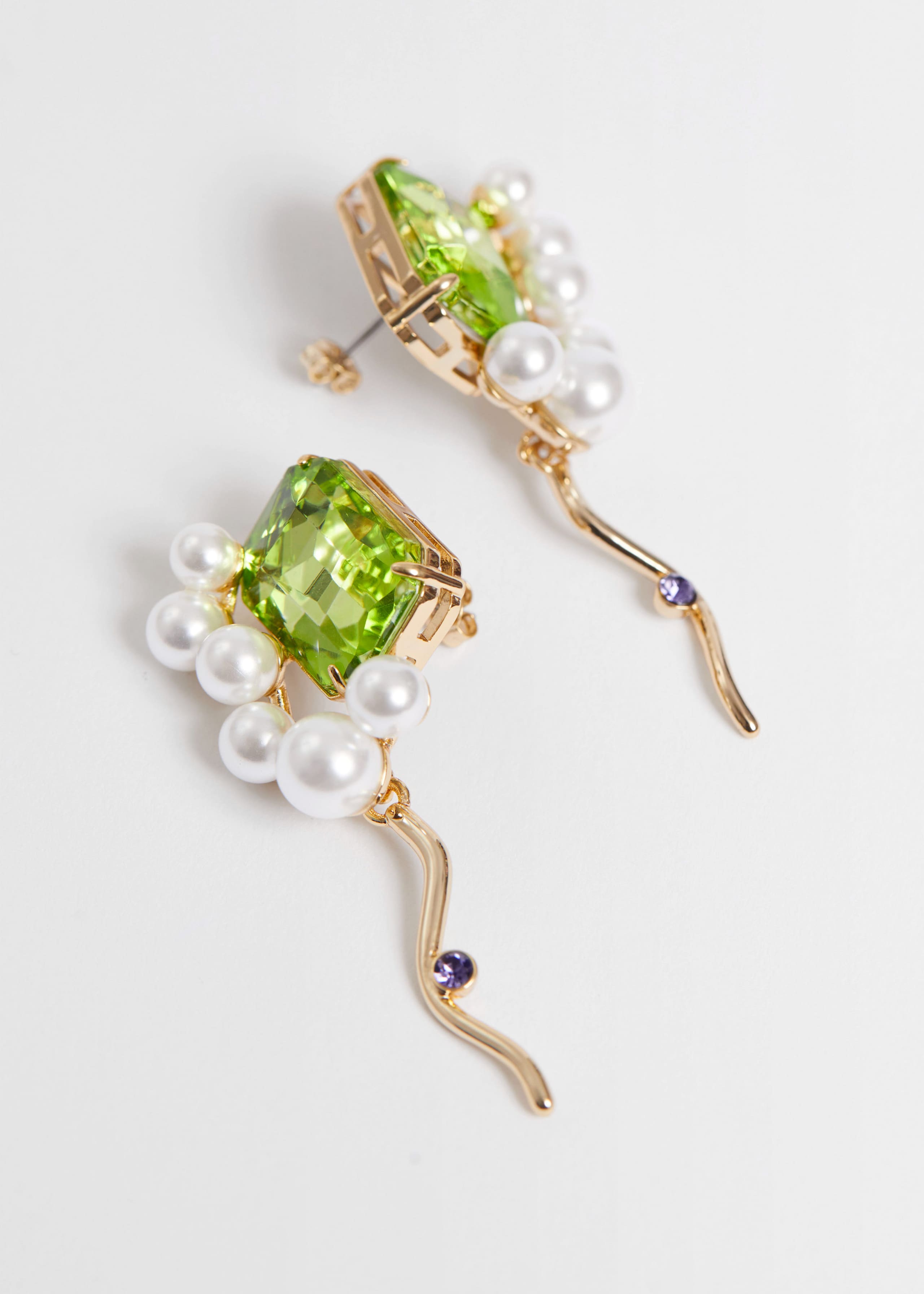 Filigrane Ohrringe mit Schmucksteinen und Perlen - {{variantName}} - Beschreibendes Detail