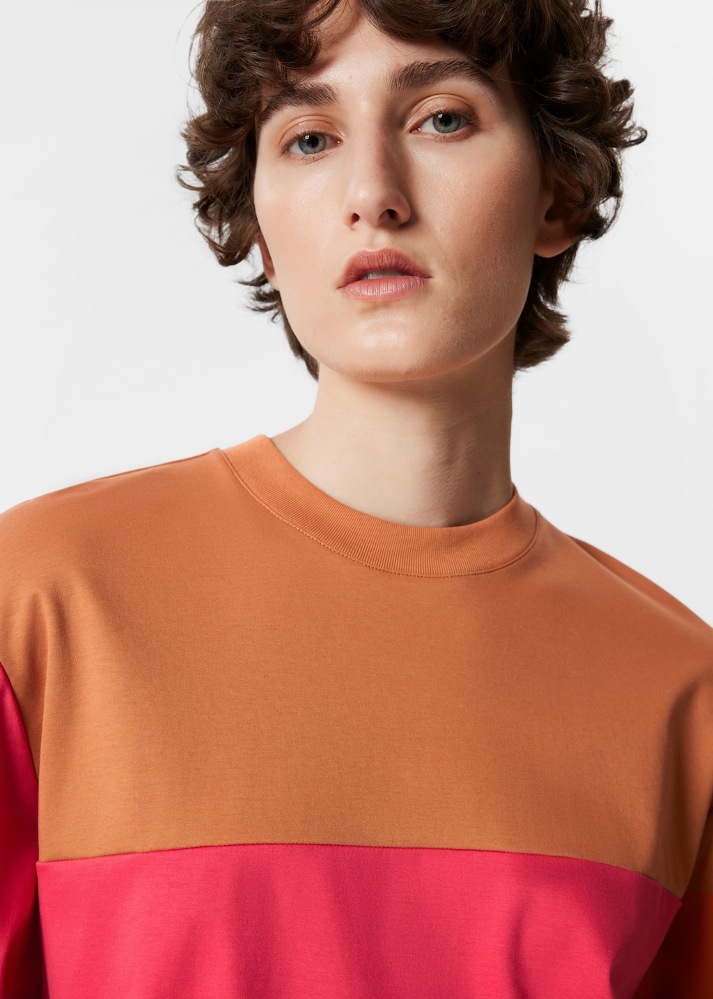 Camiseta de corte holgado con bloques de color - Rojo coral/bronce - Lookbook