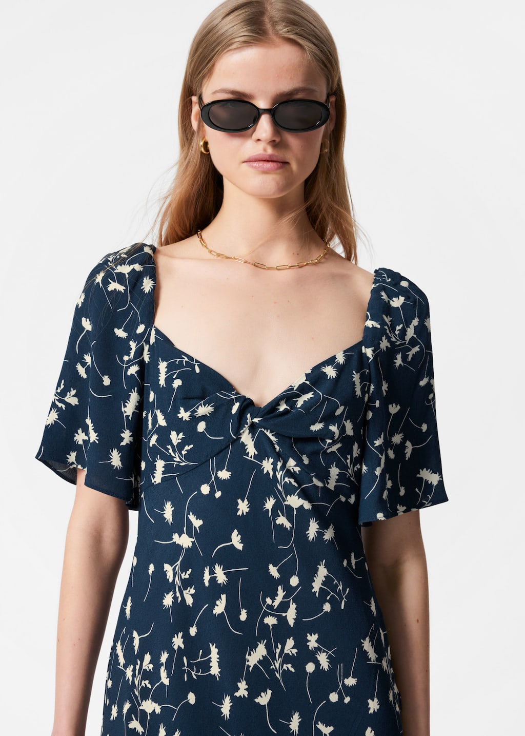 Midiklänning med volangärm – Marinblå/vit/blommig – lookbook