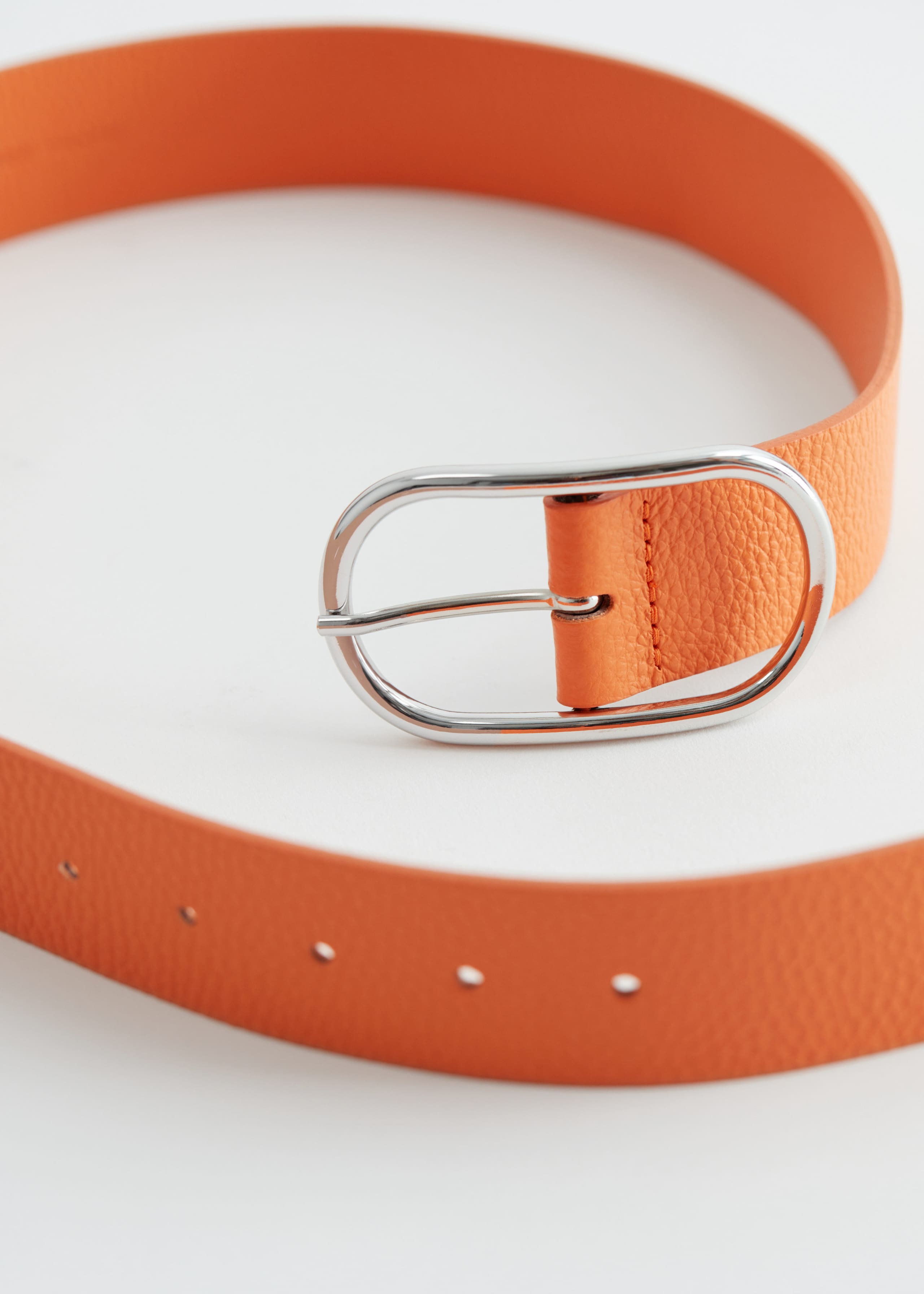 Oval Buckled Leather Belt – {{variantName}} – Szczegół
