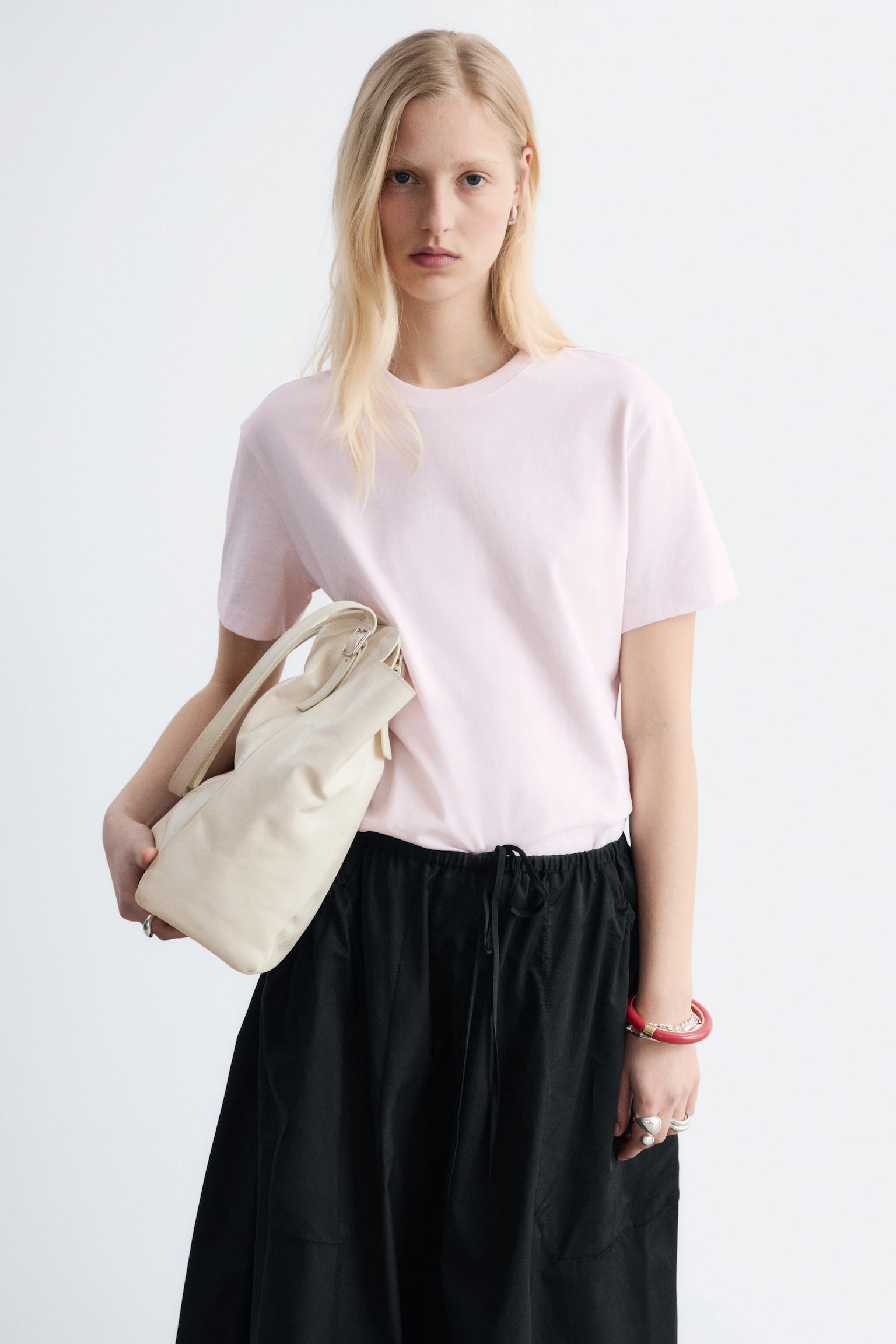 T-shirt i bomuld med crewneck - Lyserød/Lyseblå/Sort/Hvid/Marineblå/hvide striber/Mørkebrun/Gul/Rød - 1