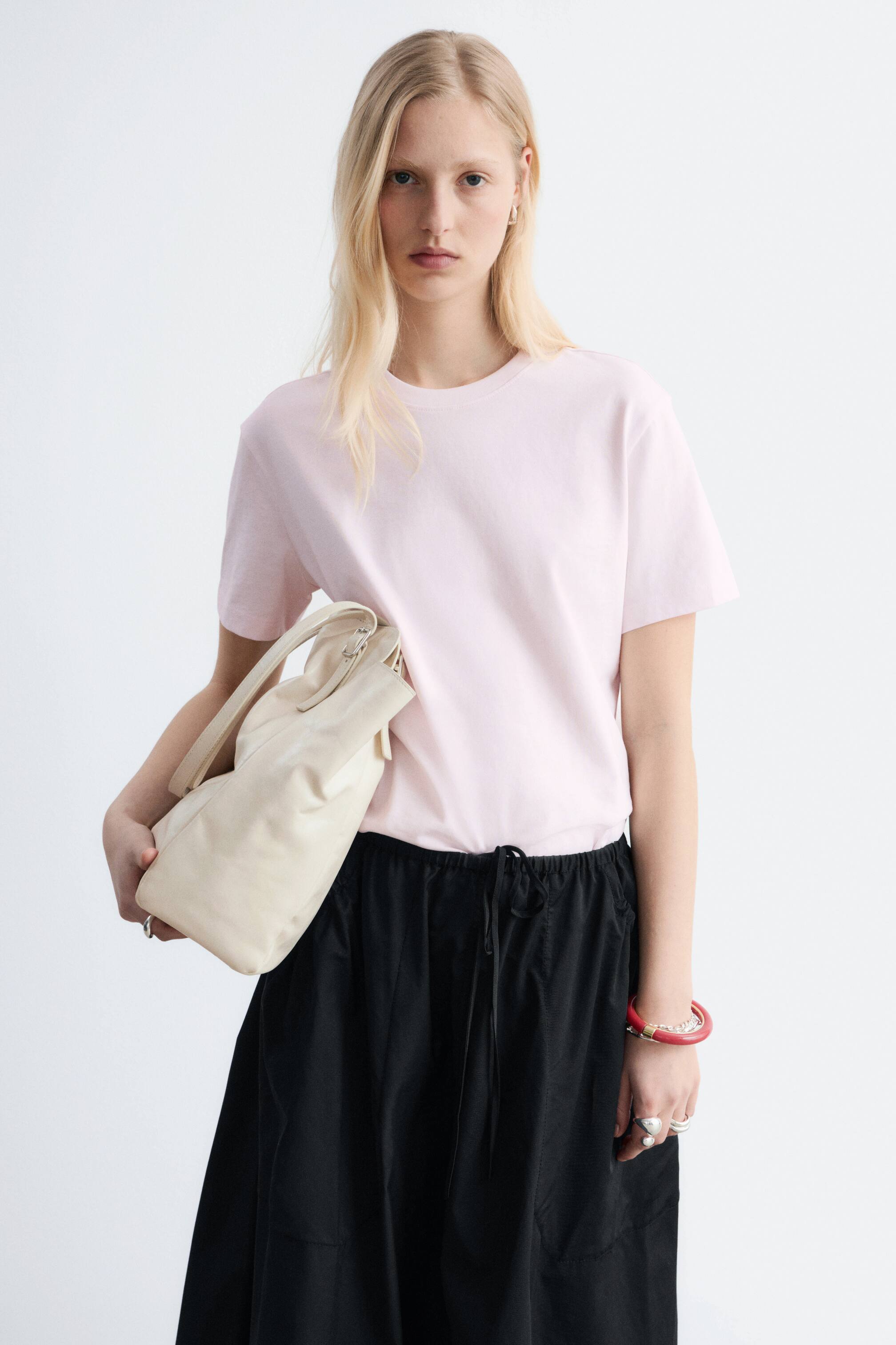 Größeres Bild anzeigen: Das hellrosa T-Shirt verfügt über einen runden, gerippten Rundhalsausschnitt und kurze Ärmel und bietet eine entspannte Passform.