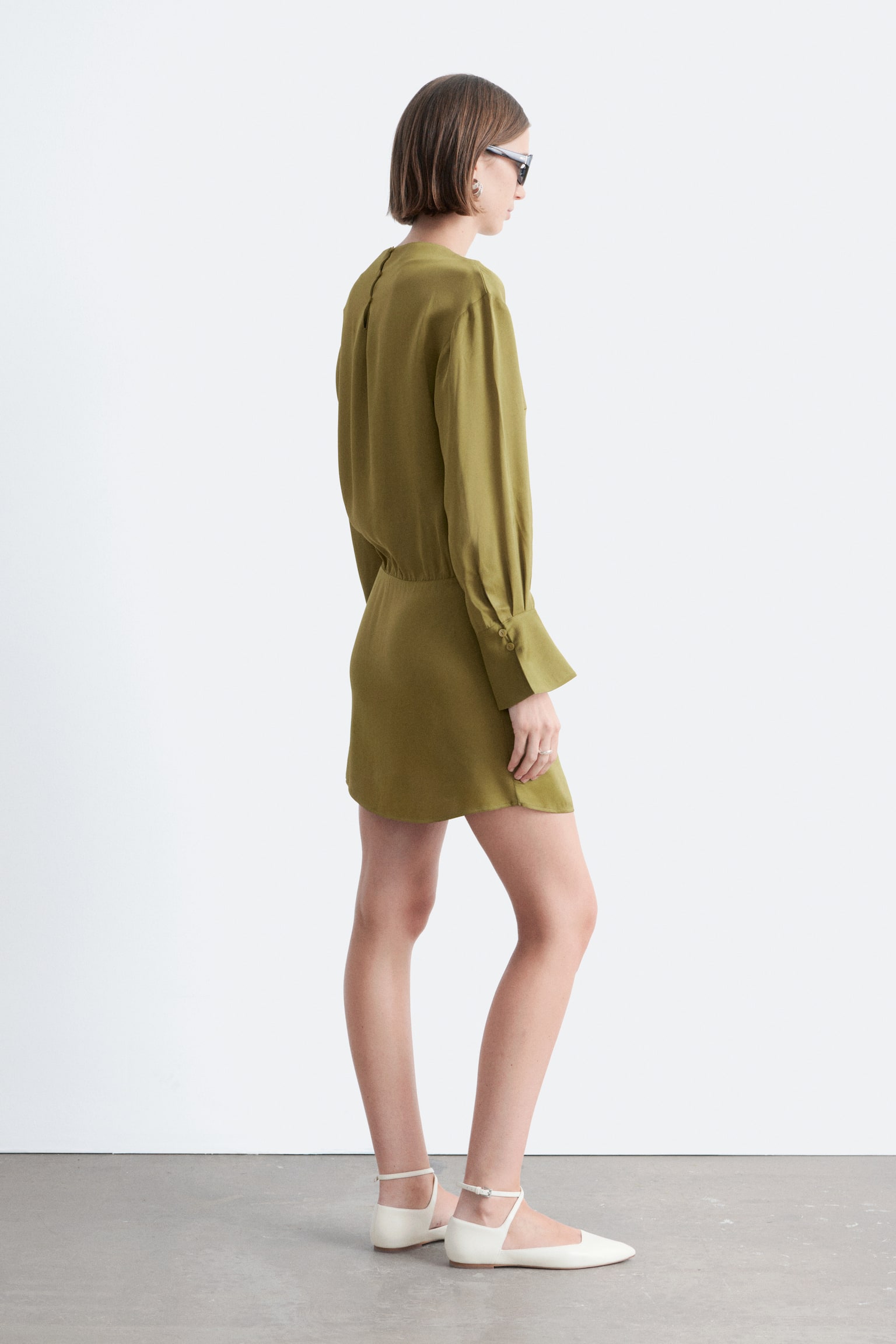 Minikjole i satin med bindebånd - Grøn/Mørkebrun/hvide prikker - 3