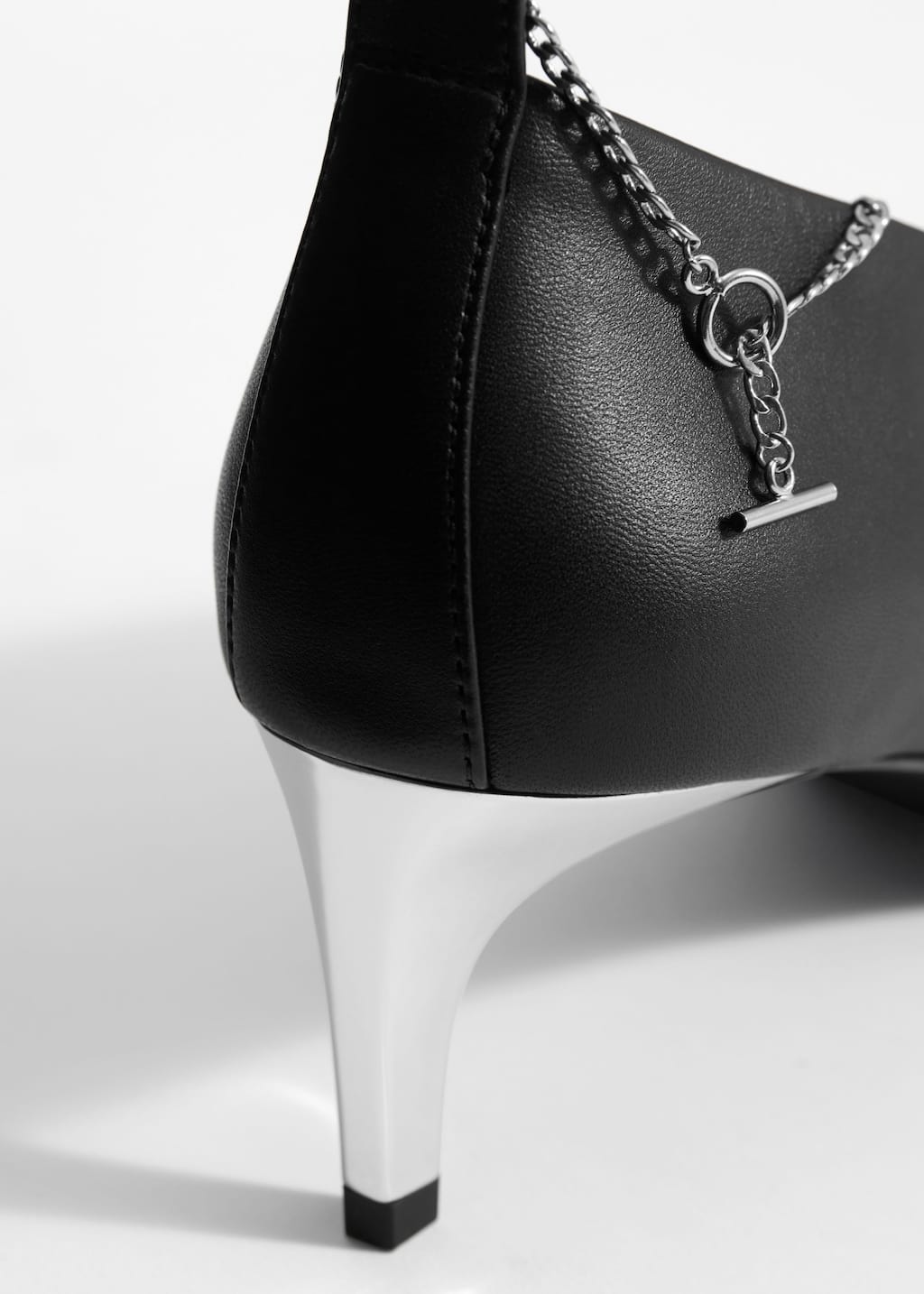 Escarpins ornés de chaînes - {{variantName}} - Descriptive Detail