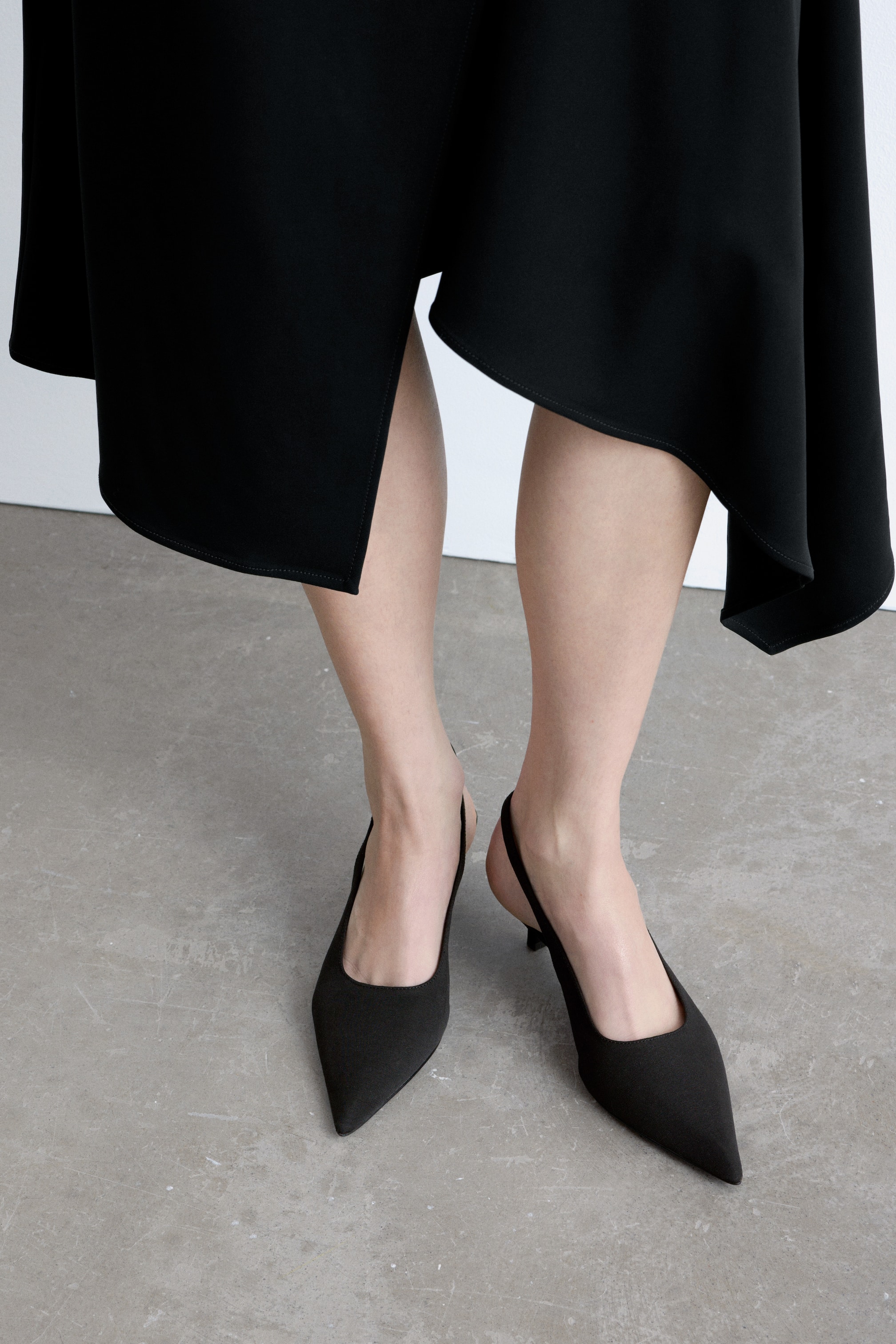 Ver imagen más grande: Zapatos de tacón destalonados negros con puntera afilada, tacones de aguja delgados y acabado mate.