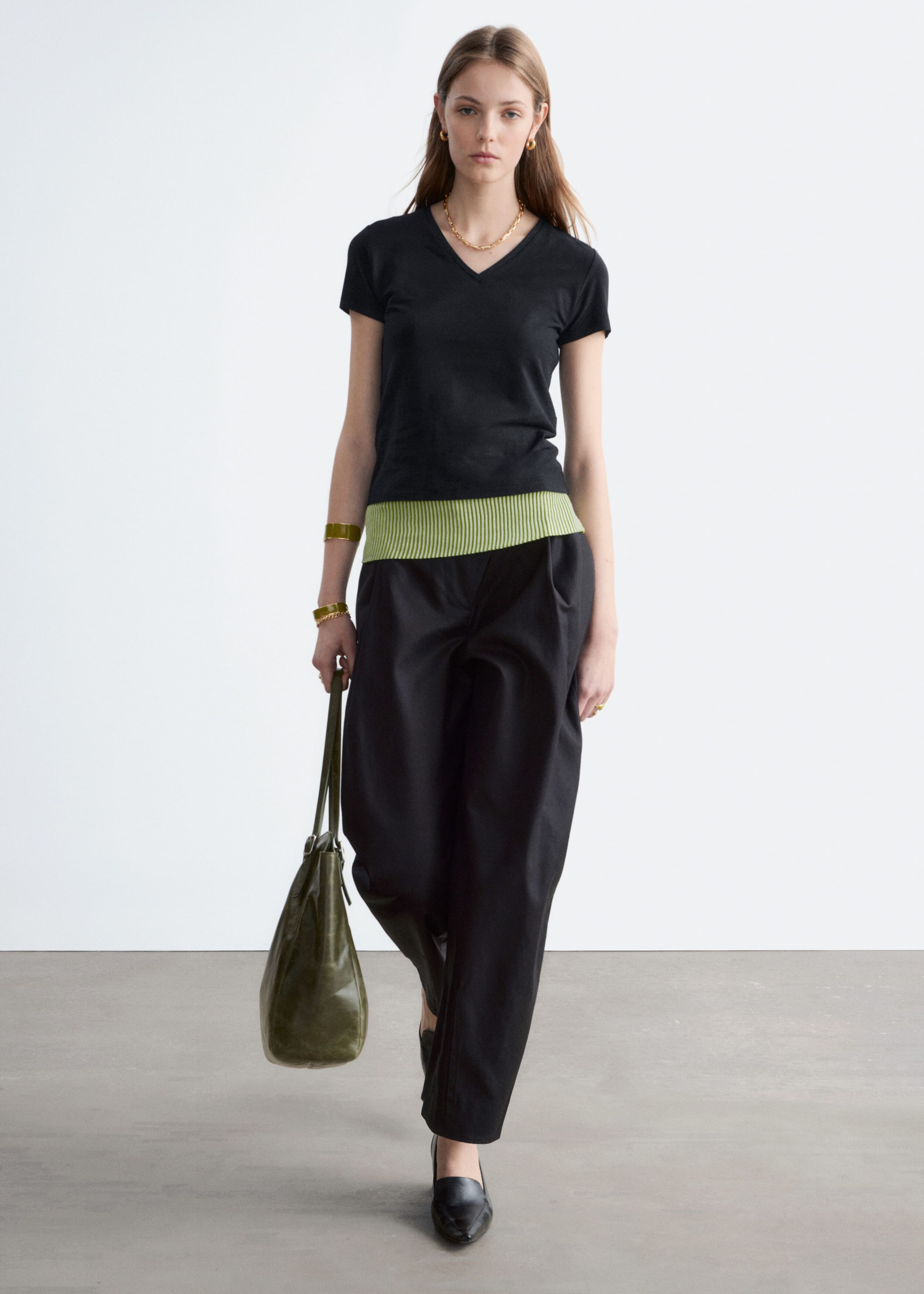 Image of V-ringad t-shirt i bomull